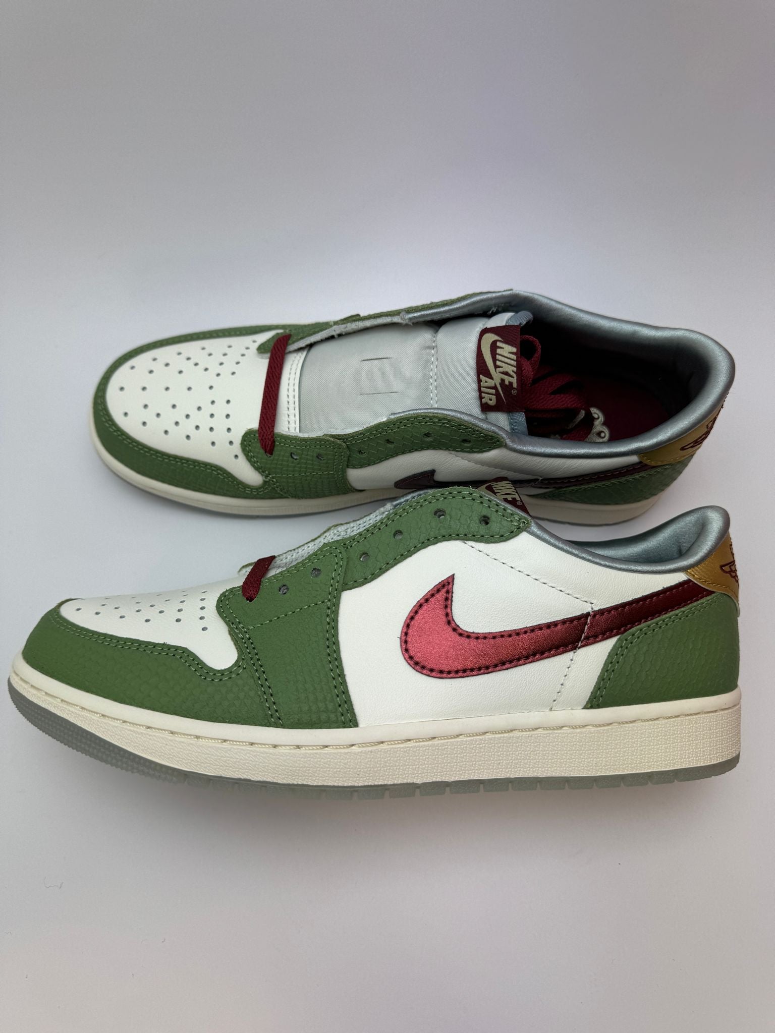 Jordan 1 Low Year of the Dragon – rechte Seitenansicht mit weißem Leder-Upper und oil‑green Schuppen-Overlays