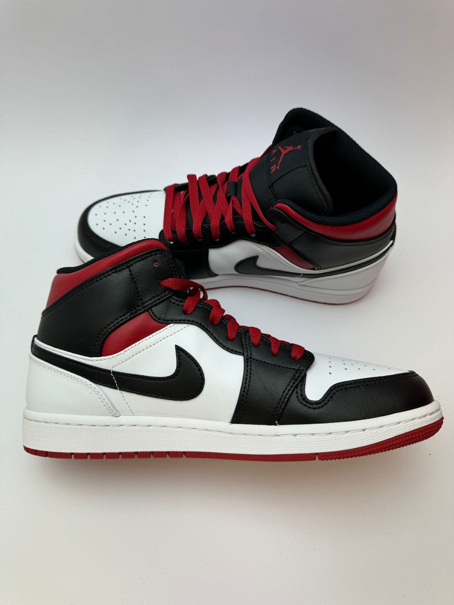 Jordan 1 Mid Gym Red Black Toe – linke Außenseite mit rotem Swoosh und kontrastierendem Gym‑Red-Overlays