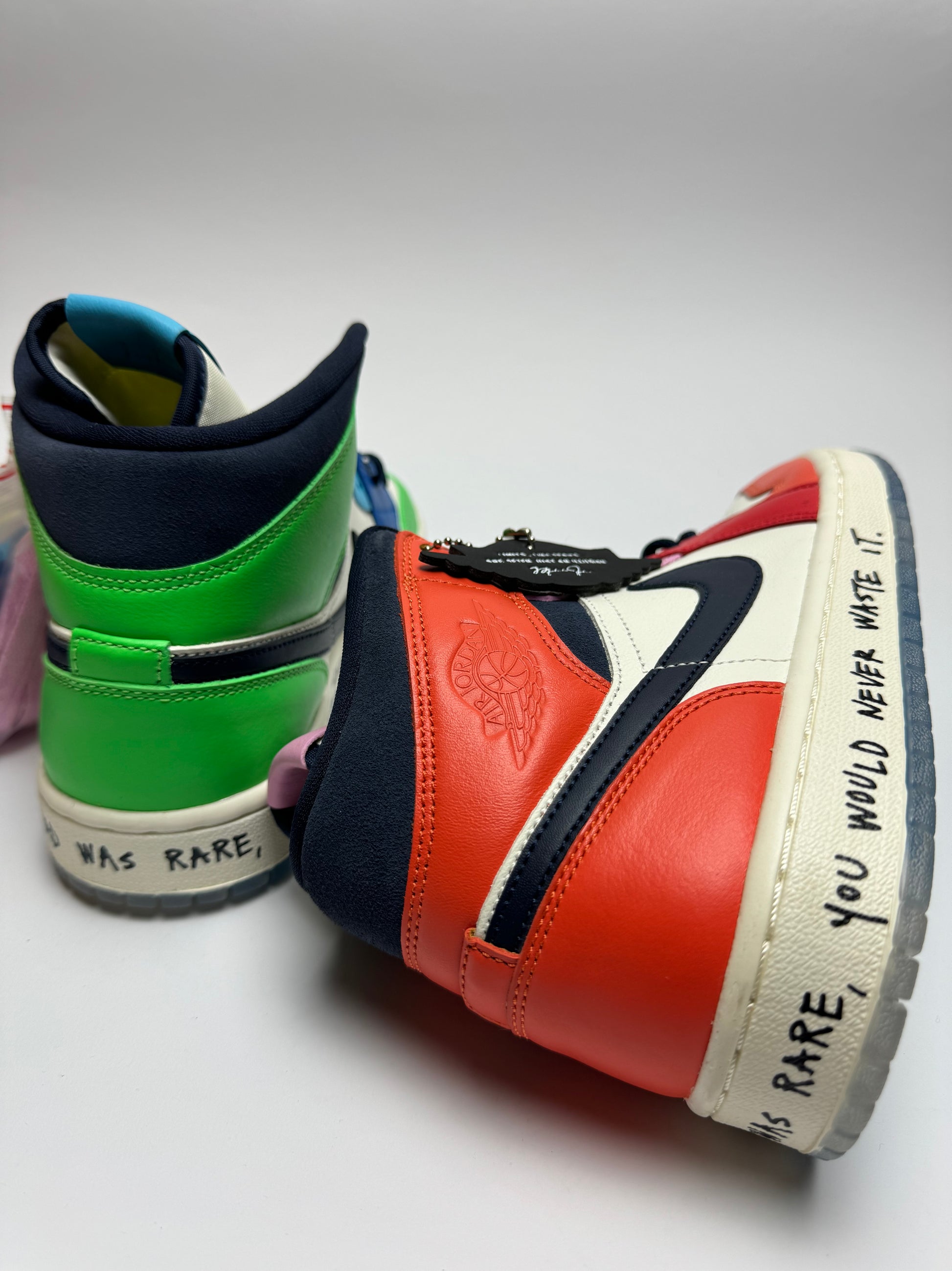 Rückansicht des Sneakers – Jordan 1 Mid Fearless mit handschriftlichem Zitat auf der Midsole