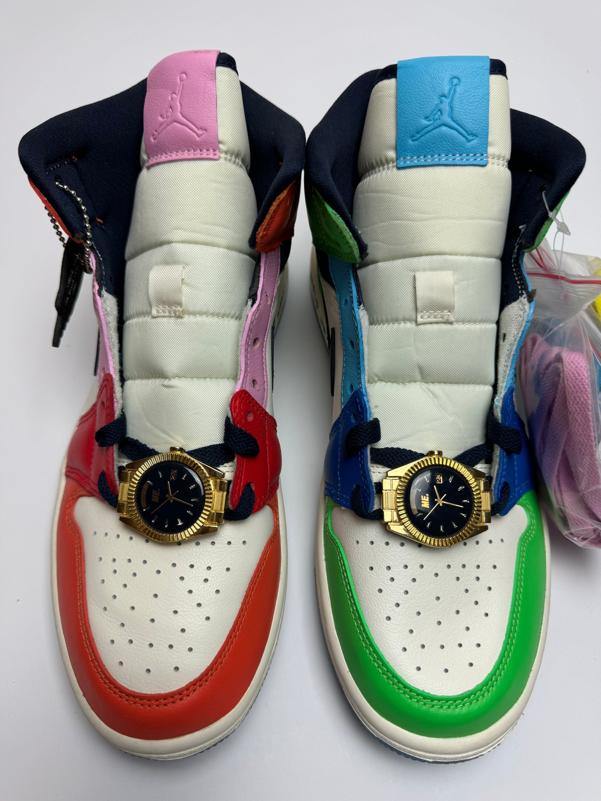 Rückansicht des Sneakers – Jordan 1 Mid Fearless mit handschriftlichem Zitat auf der Midsole