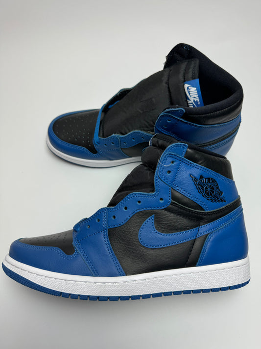 Air Jordan 1 High Dark Marina Blue – rechte Seitenansicht mit schwarzem Lederbase und dunkelblauen Overlays