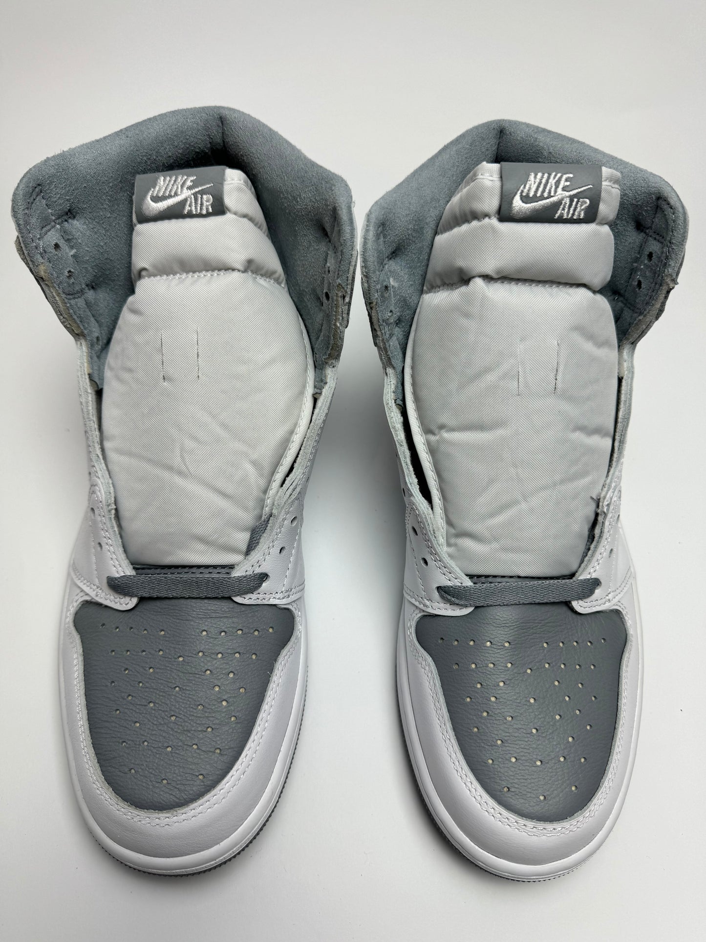 Detailansicht der Zunge – Air Jordan 1 Stealth mit geprägtem ‚Quality Inspired By The Greatest Player Ever‘-Label