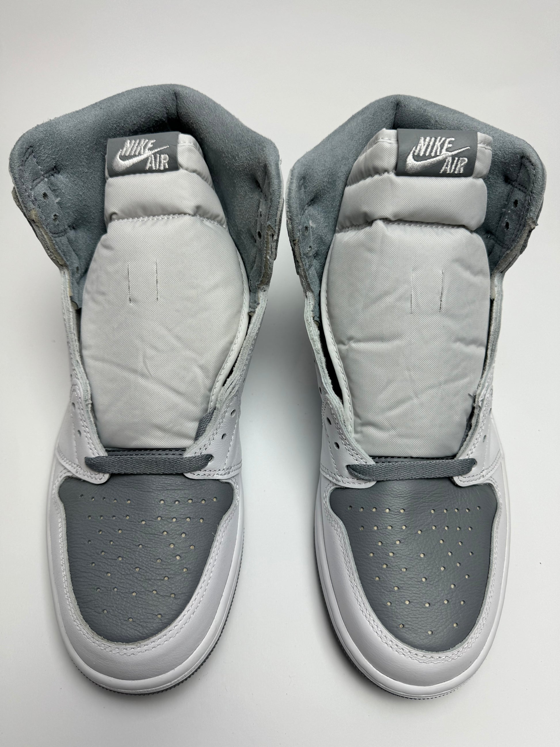 Detailansicht der Zunge – Air Jordan 1 Stealth mit geprägtem ‚Quality Inspired By The Greatest Player Ever‘-Label