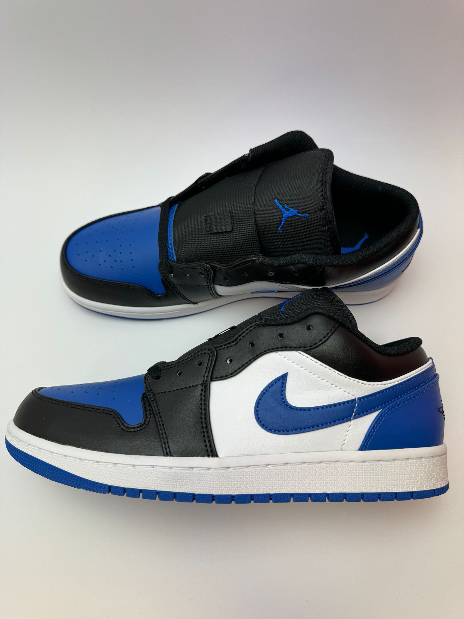Jordan 1 Low Alternate Royal Toe – rechte Seitenansicht mit weißem Upper und royalblauer Toe-Box