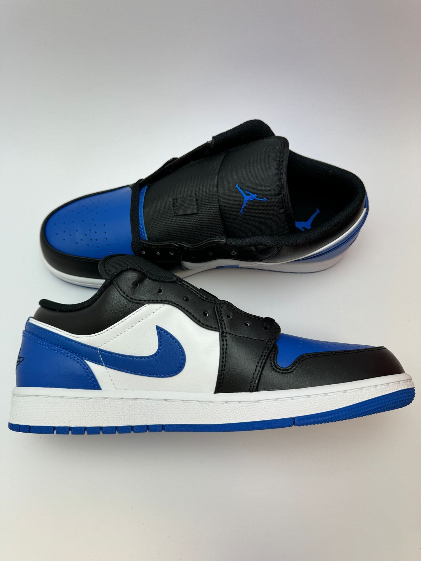 Jordan 1 Low Alternate Royal Toe – linke Außenseite mit schwarzem Swoosh und weißer Mittelsohle