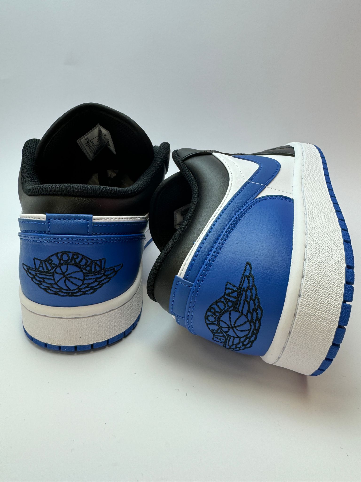 Detailansicht der Zunge – Jordan 1 Low Alternate Royal Toe mit gewebtem Nike Air-Label