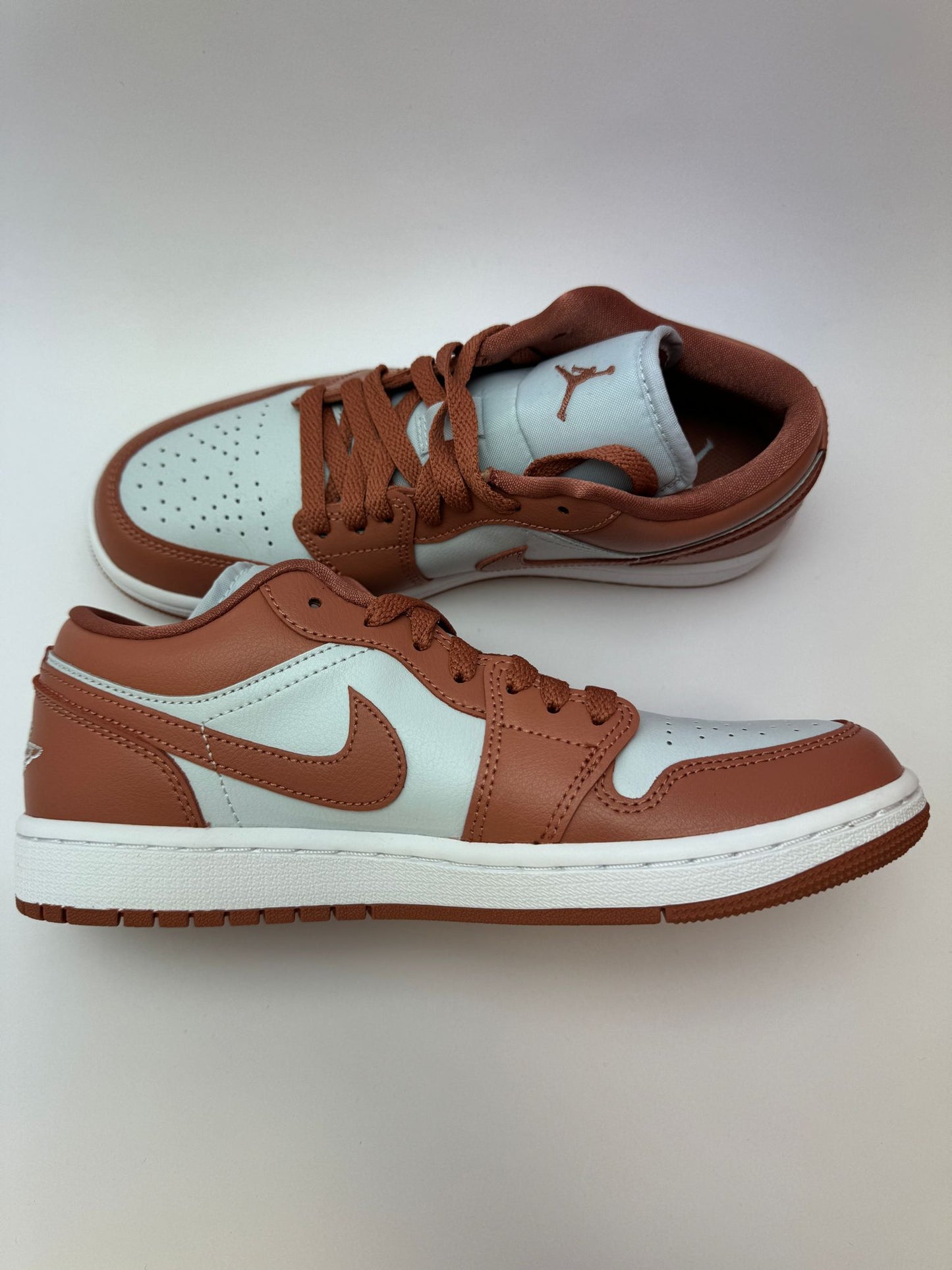 Jordan 1 Low Sky J Orange – linke Außenseite mit orangefarbenem Swoosh, dazu weiß‑orange Kontrastdesign
