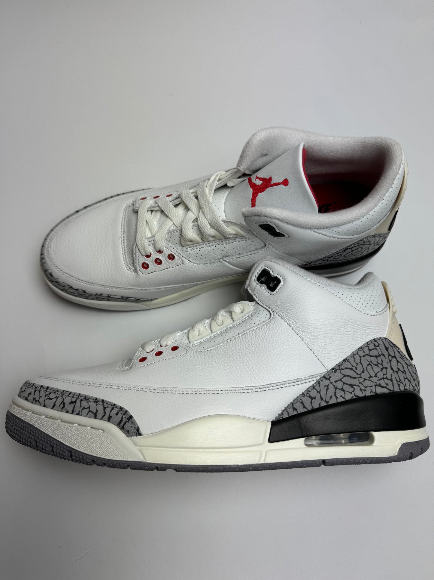 Air Jordan 3 White Cement Reimagined – rechte Außenseite mit weißem Leder‑Upper, Cement-Grey‑Elephant‑Print und leicht gealterter Mittelsohle
