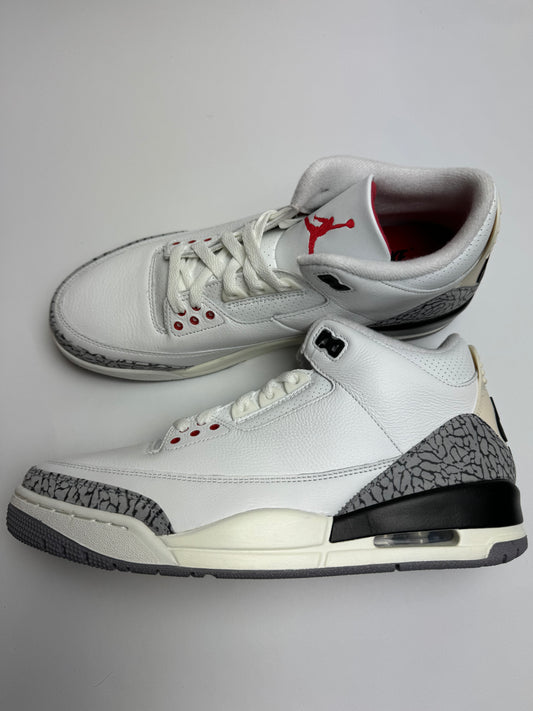 Air Jordan 3 White Cement Reimagined – rechte Außenseite mit weißem Leder‑Upper, Cement-Grey‑Elephant‑Print und leicht gealterter Mittelsohle