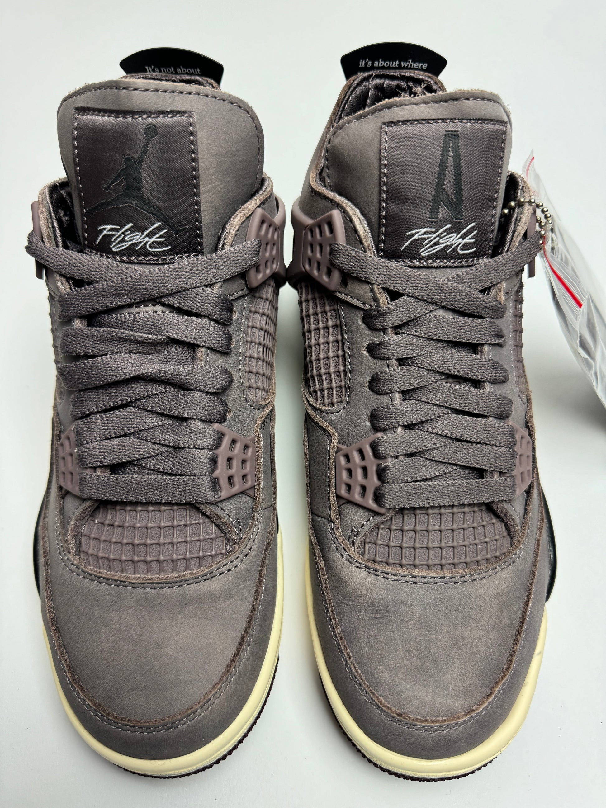 Detailansicht der Ferse – Plush-padded Innenfutter mit gesteppter Innensohle, violettes Heel‑Logo mit ‚Nike Air