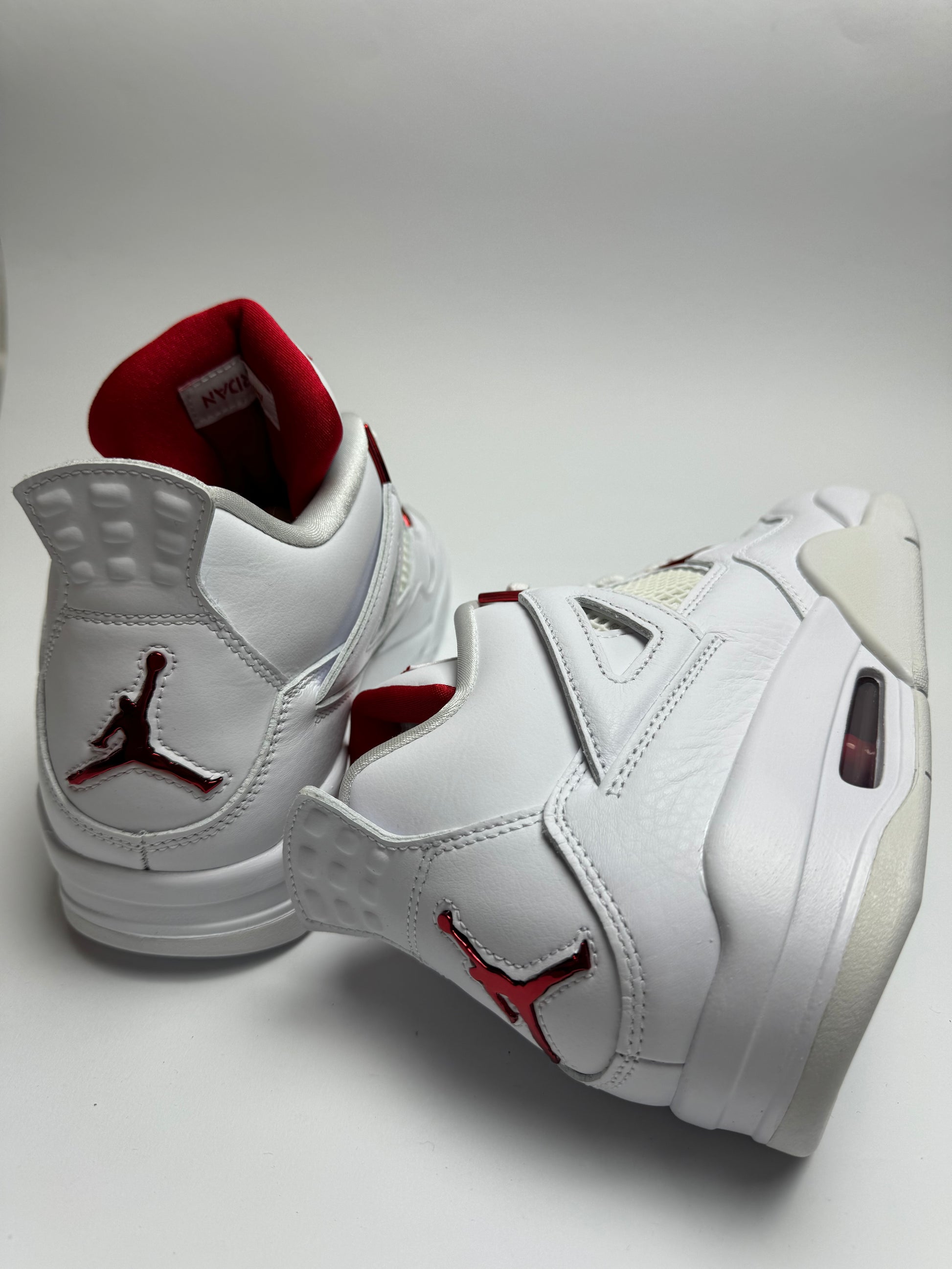 Rückblick auf die Ferse – AIR‑Branding in Metallic Silver mit klar konturiertem Fersen-Panel