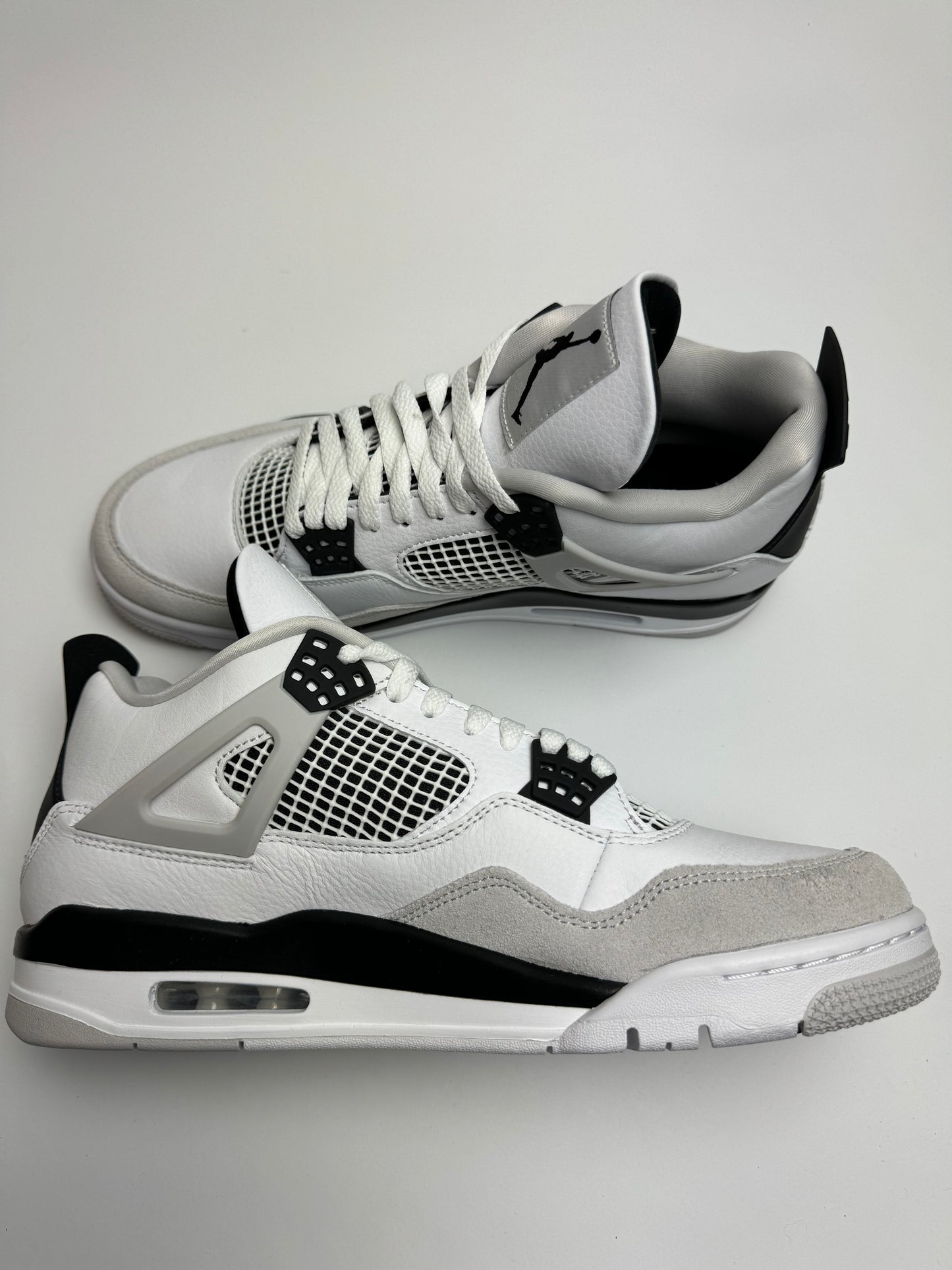 Air Jordan 4 Military Black – linke Seitenansicht mit hellgrauem Mudguard, schwarzem Midsole-Akzent und schwarzem Swoosh