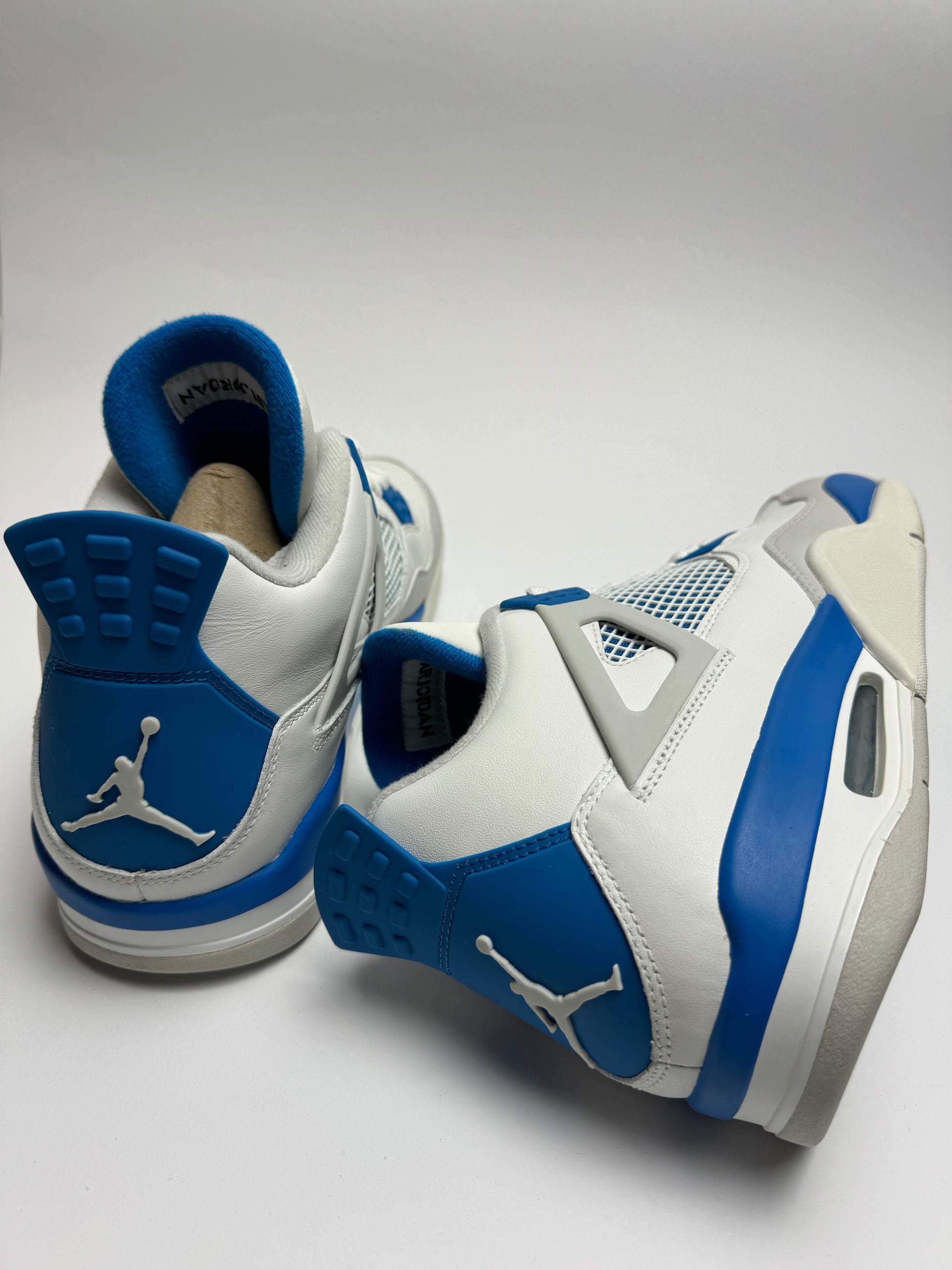 Close‑Up der Zunge – blaues Jumpman‑Logo auf off‑white Nylon mit gepolsterter Tongue und Mesh-Inserts