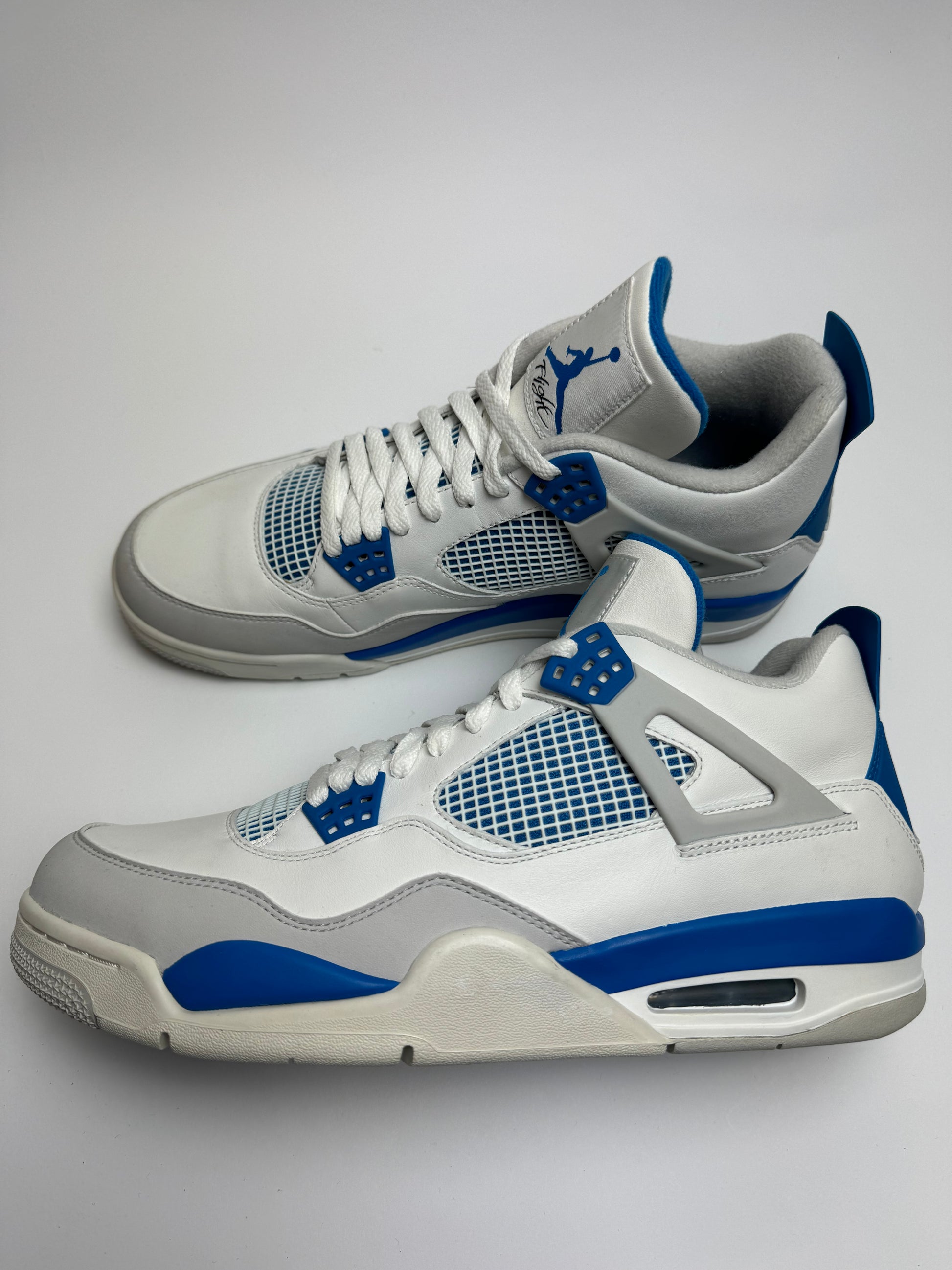 Air Jordan 4 Military Blue – rechte Seitenansicht mit off‑white Leder-Upper, neutral grey Toebox und militärblauen Eyelets