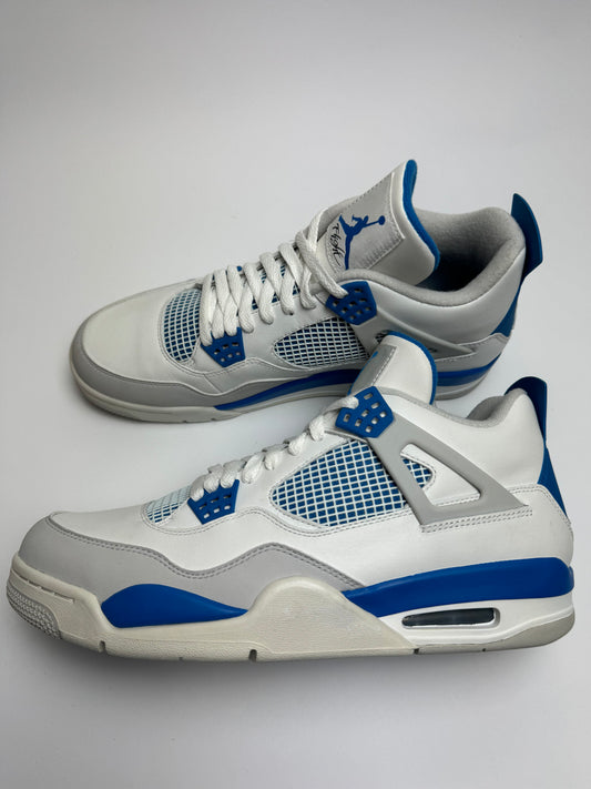 Air Jordan 4 Military Blue – rechte Seitenansicht mit off‑white Leder-Upper, neutral grey Toebox und militärblauen Eyelets
