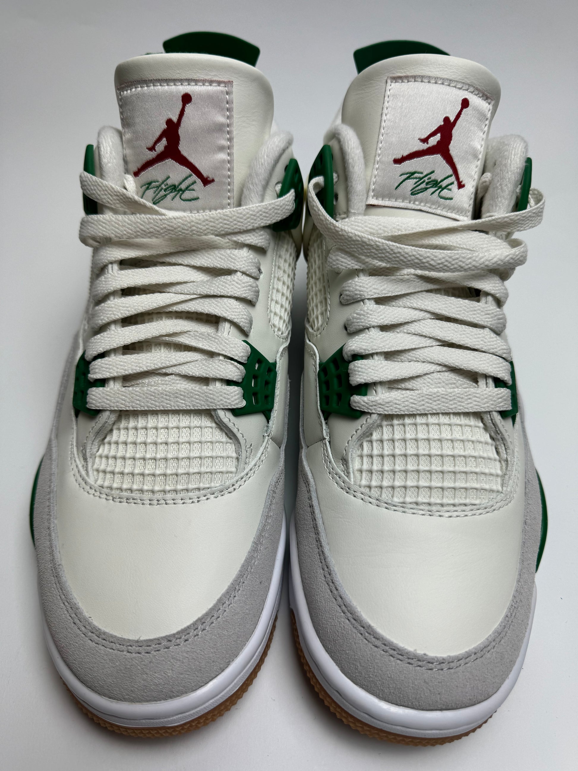 Detailansicht der Ferse – Nike SB Branding statt Nike Air auf schwarzem Heel-Tab mit roten Jumpman-Bezugsnaht