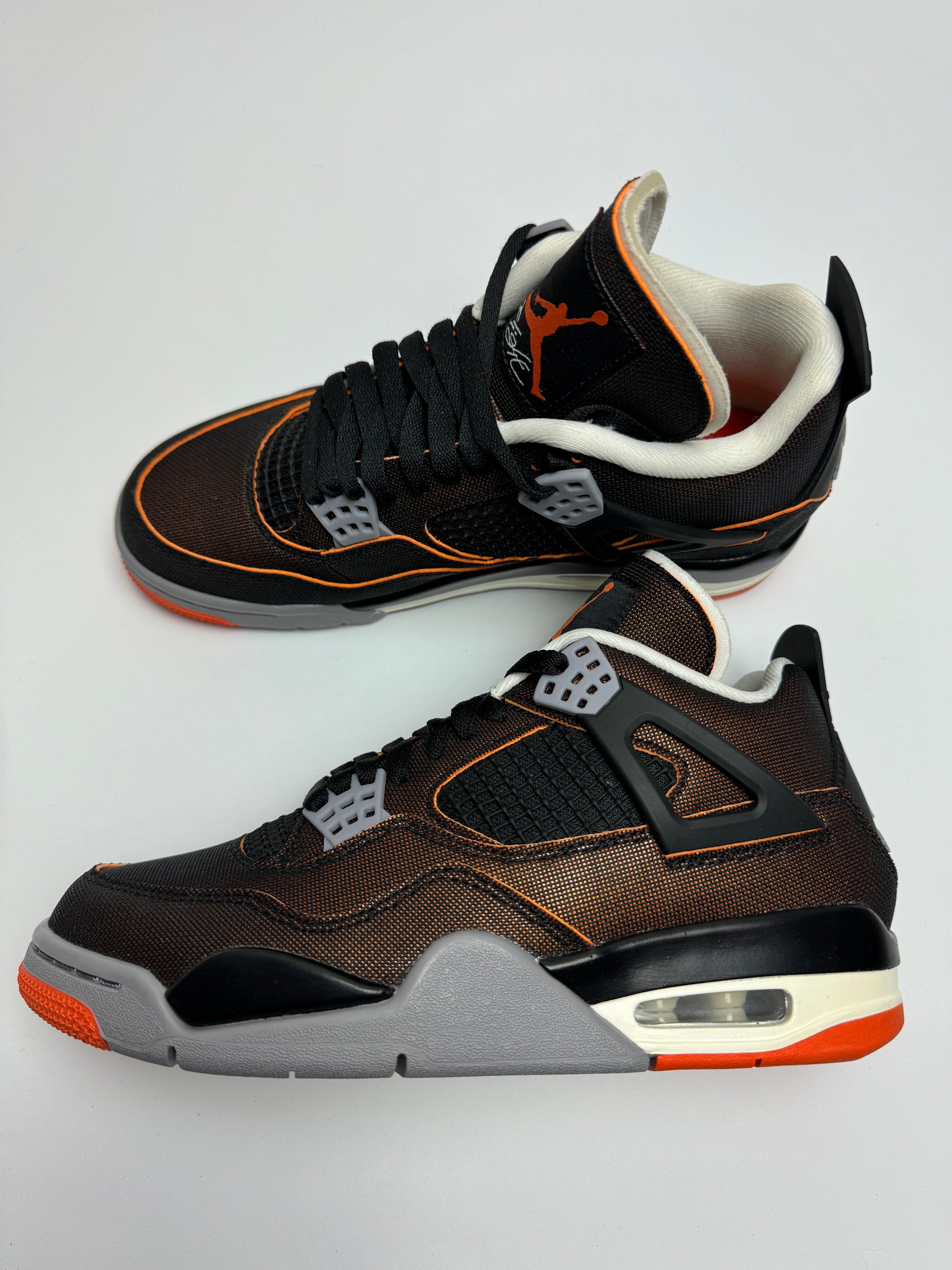 Air Jordan 4 Starfish – rechte Seitenansicht mit schwarzem Upper aus metallic Mesh und leuchtend orangefarbenen Akzenten