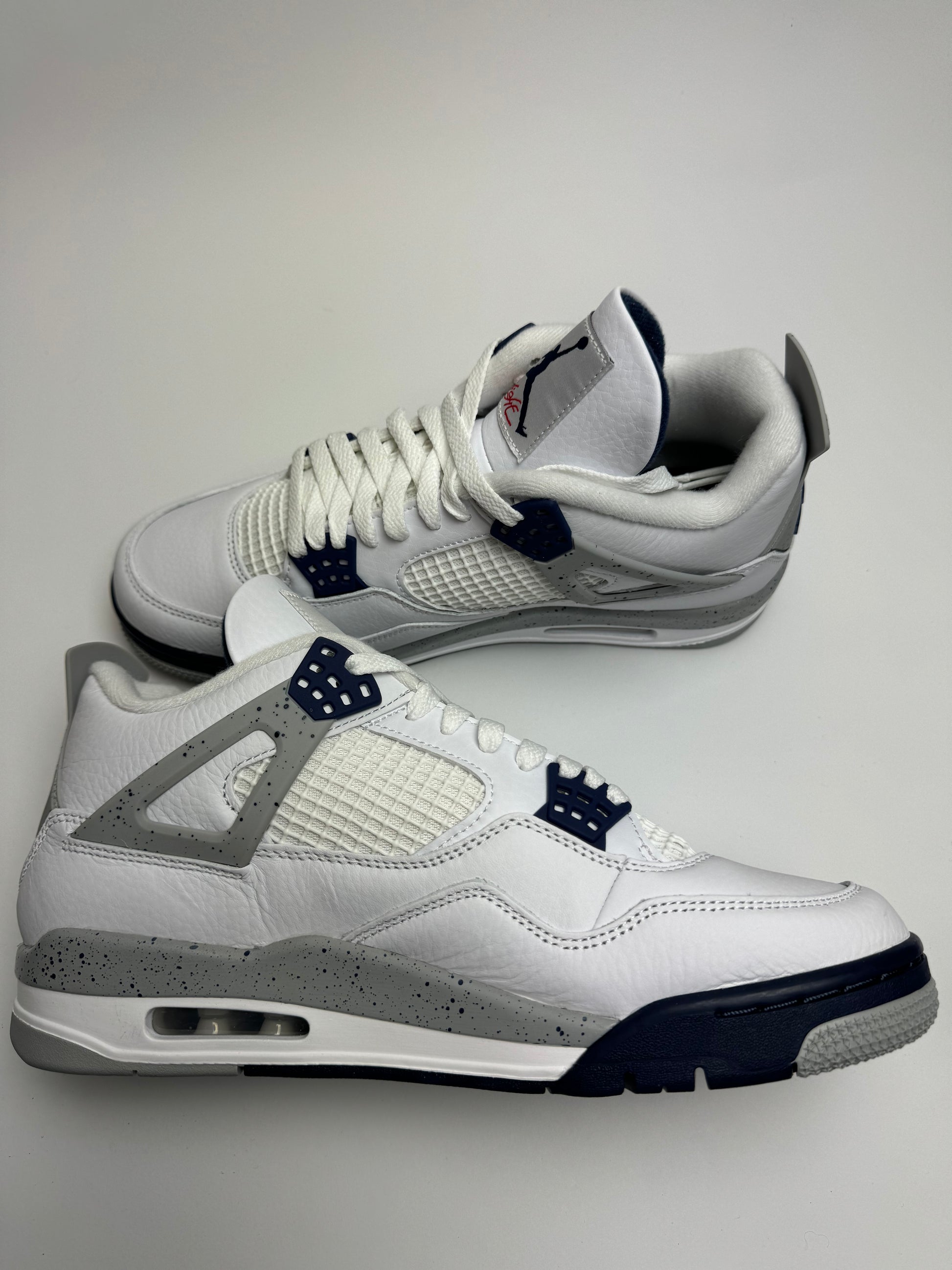 Air Jordan 4 Midnight Navy – linke Ansicht mit navy Akzenten am Mudguard, weißer Mittelsatz-Sole und klar definiertem Swoosh