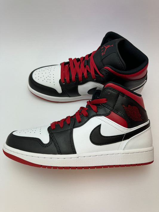 Jordan 1 Mid Gym Red Black Toe – rechte Seitenansicht mit weißem Leder-Upper und schwarzem Overlay