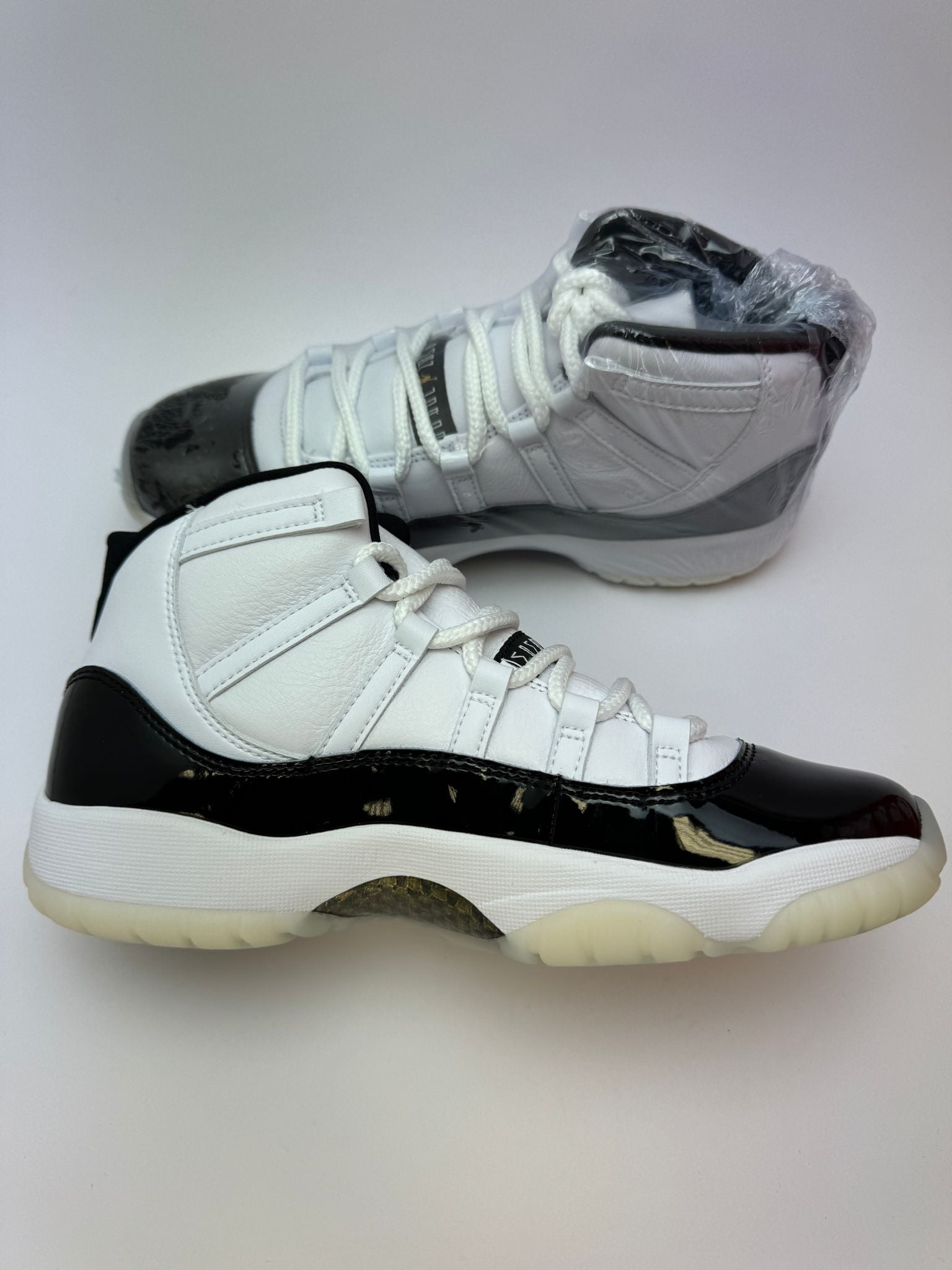 Air Jordan 11 Gratitude – linke Außenseite mit metallischem Gold-Jumpman-Akzent an der Ferse