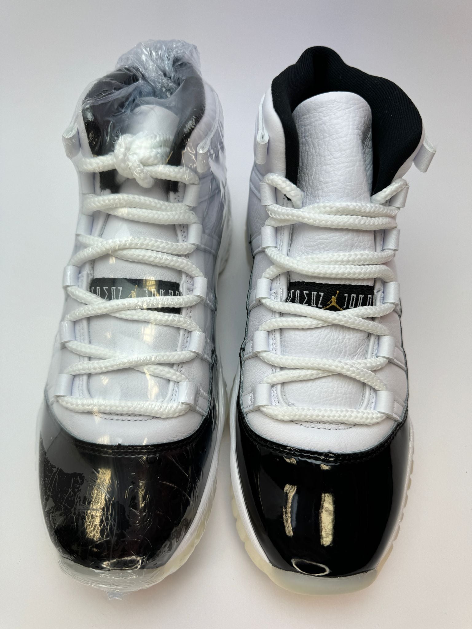 Detailansicht der Zunge – Air Jordan 11 Gratitude mit klassischem Lunar Art Zungenlabel und Patentlederrand