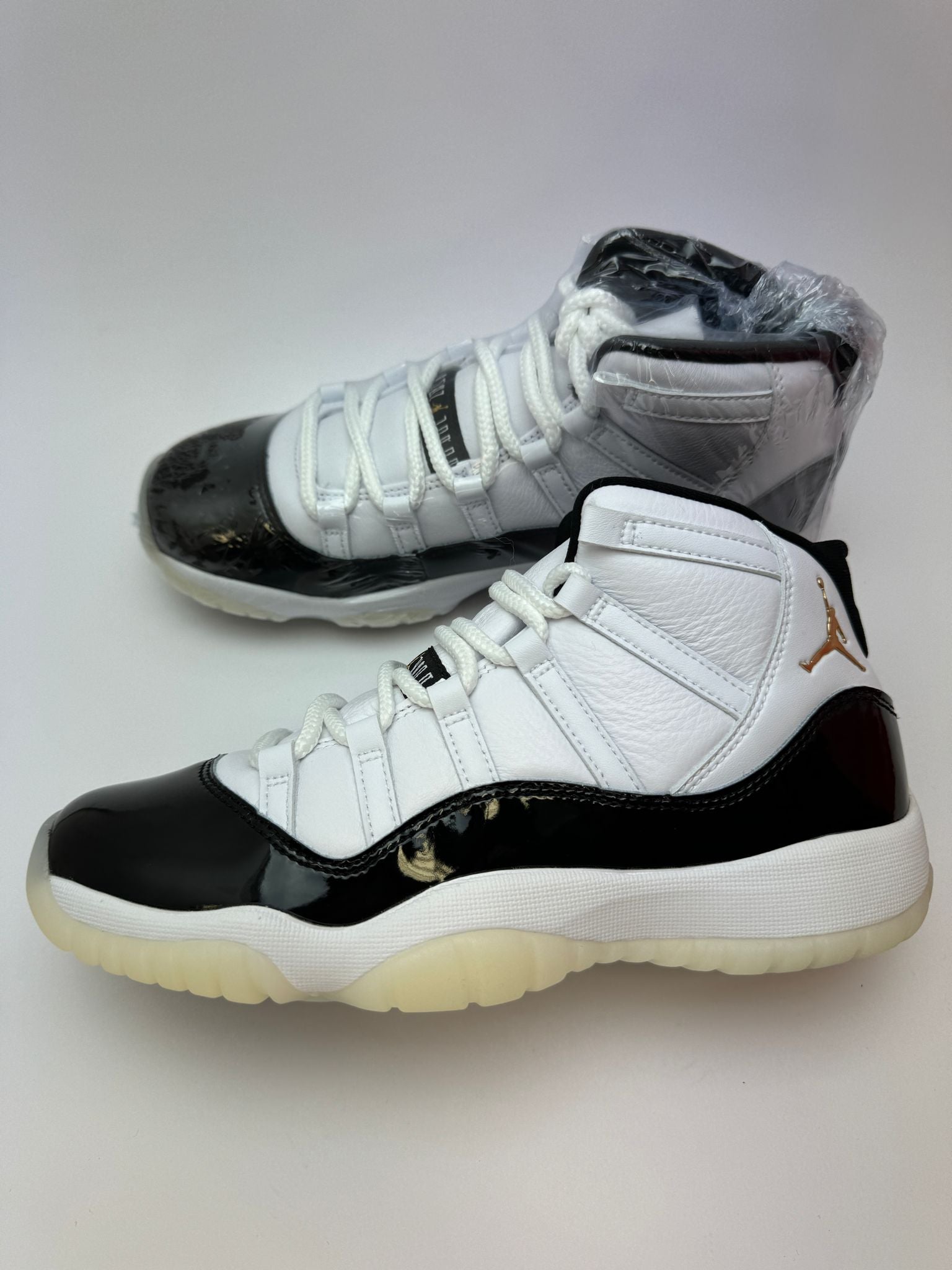 Air Jordan 11 Gratitude – rechte Seitenansicht mit weißem Tumbled-Leder Upper und schwarzer Patent-Mudguard