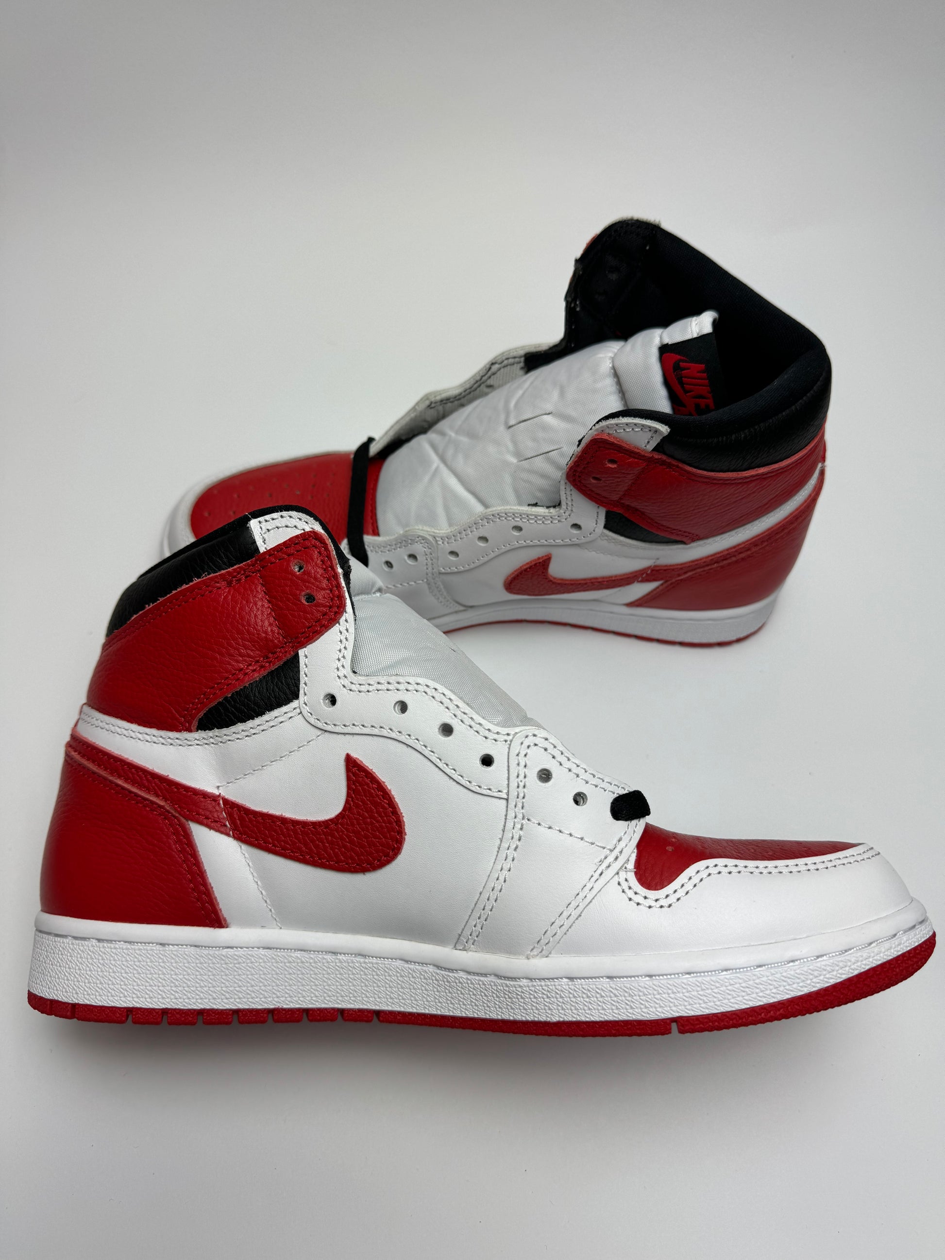 Air Jordan 1 Heritage – linke Außenseite mit roter Toebox, schwarzem Nike-Air-Zungen-Tag und rotem Swoosh
