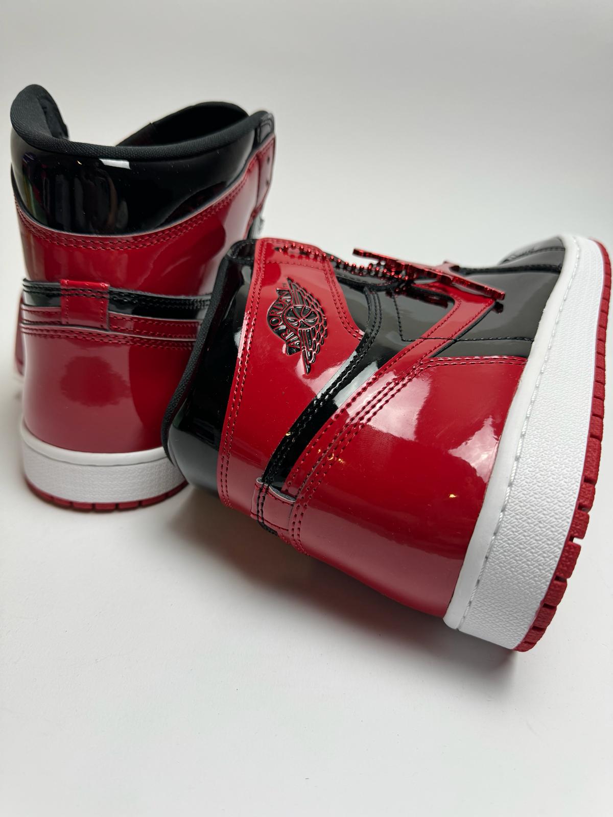 Rückansicht des Sneakers – Jordan 1 Retro High OG Patent Bred mit glänzendem Fersen-Patentleder und Jumpman-Logo