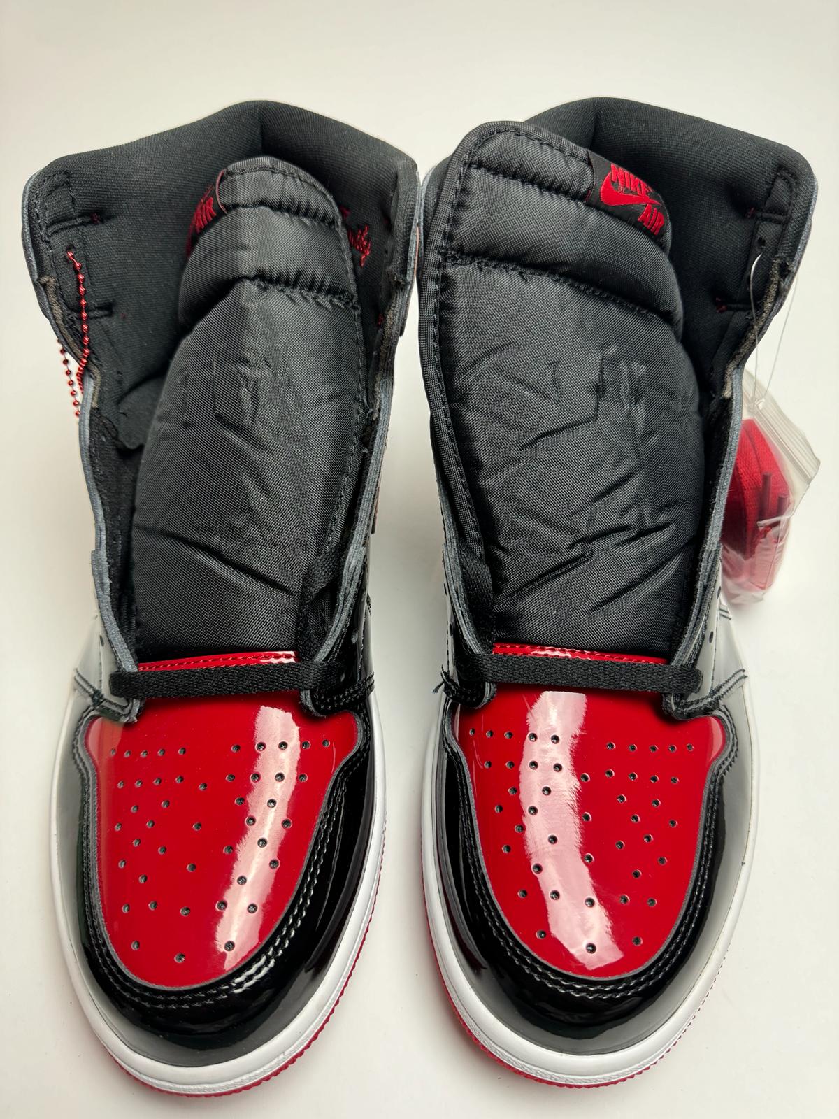 Detailansicht der Zunge – Jordan 1 Retro High OG Patent Bred mit gewebtem Nike Air-Label und shiny Finish
