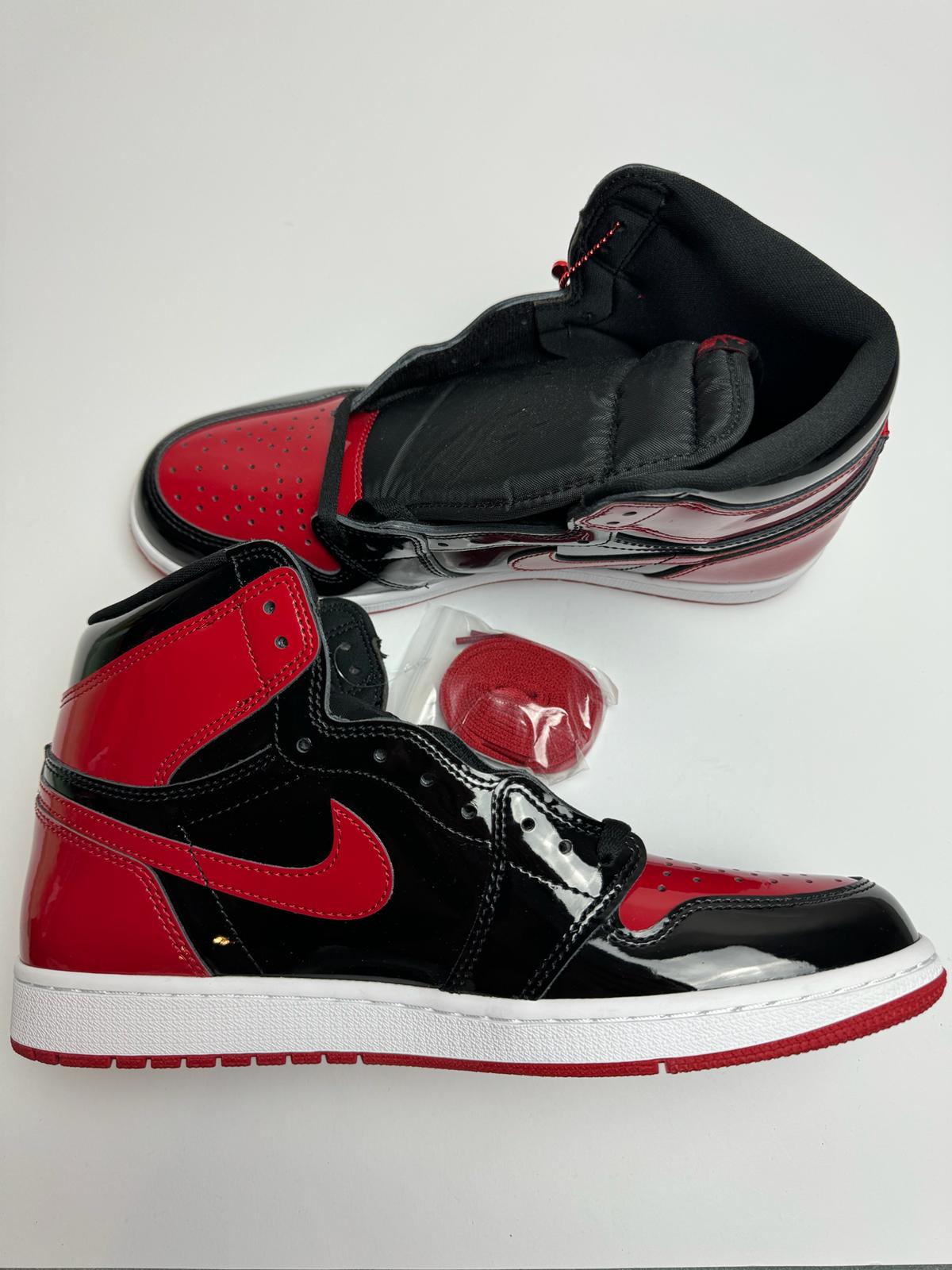 Jordan 1 Retro High OG Patent Bred – linke Außenseite mit glänzendem roten Swoosh auf schwarzem Untergrund