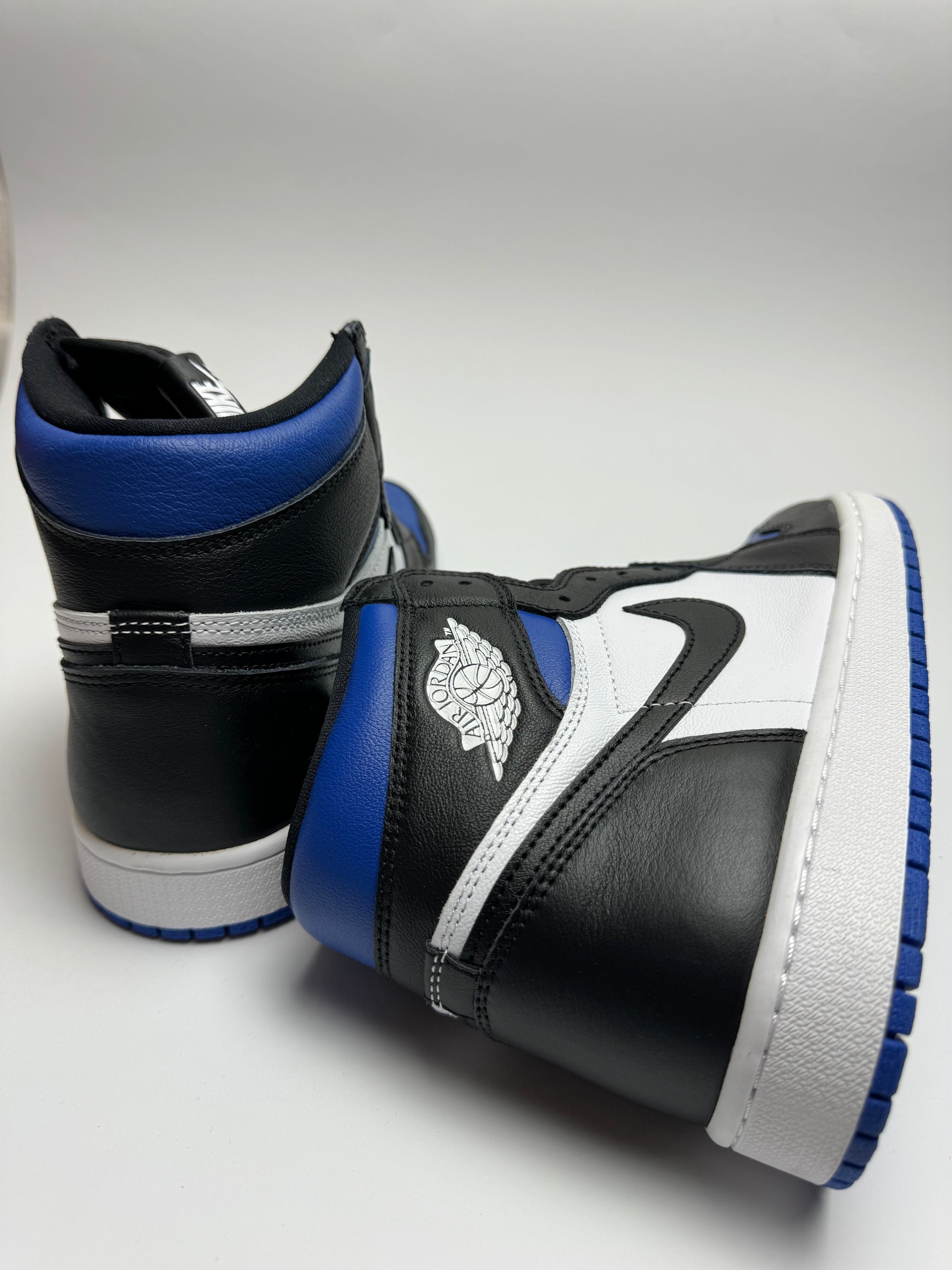 Rückansicht des Sneakers – Air Jordan 1 Royal Toe mit gepolstertem Heel-Tab und weißem Wings-Logo