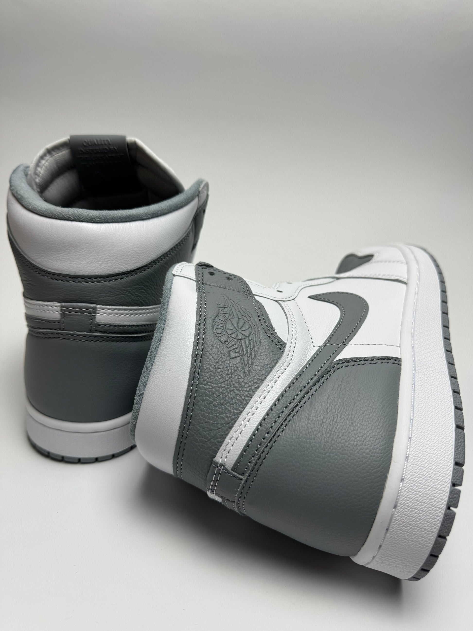 Rückansicht des Sneakers – Air Jordan 1 Stealth mit gepolstertem Heel-Tab und dezentem Wings-Logo