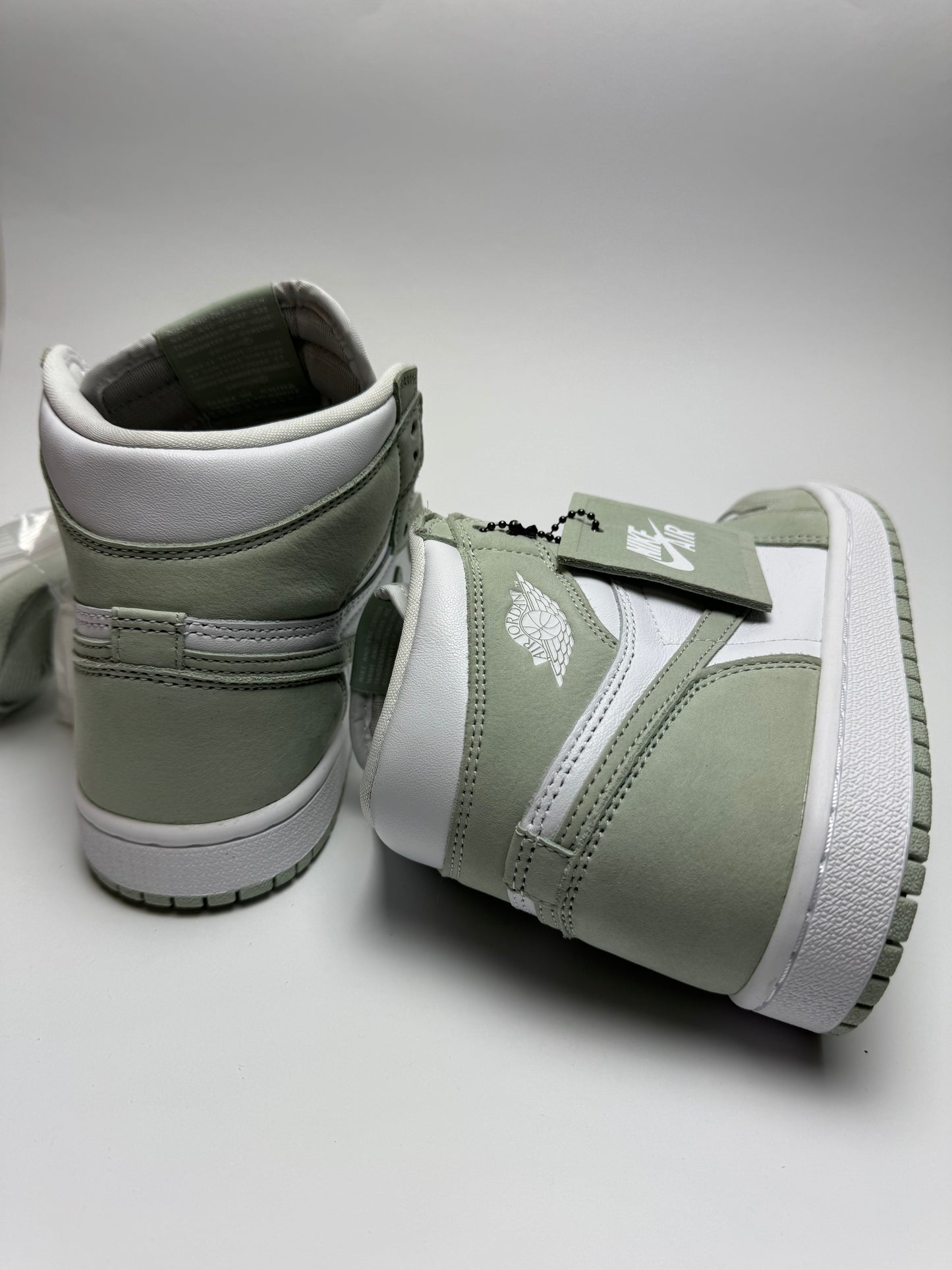 Rückansicht des Sneakers – Air Jordan 1 High OG Seafoam mit weißem Heel-Tab und dezenter Wings-Prägung
