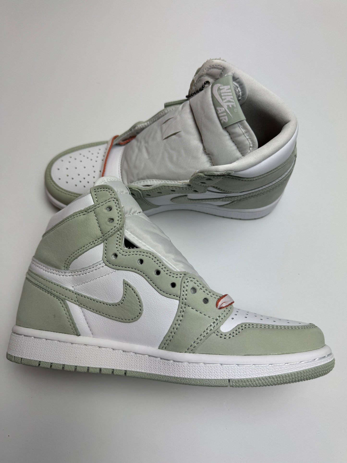 Air Jordan 1 High OG Seafoam – linke Außenseite mit Seafoam-Swoosh und orange abgesetzten Schnürsenkeln
