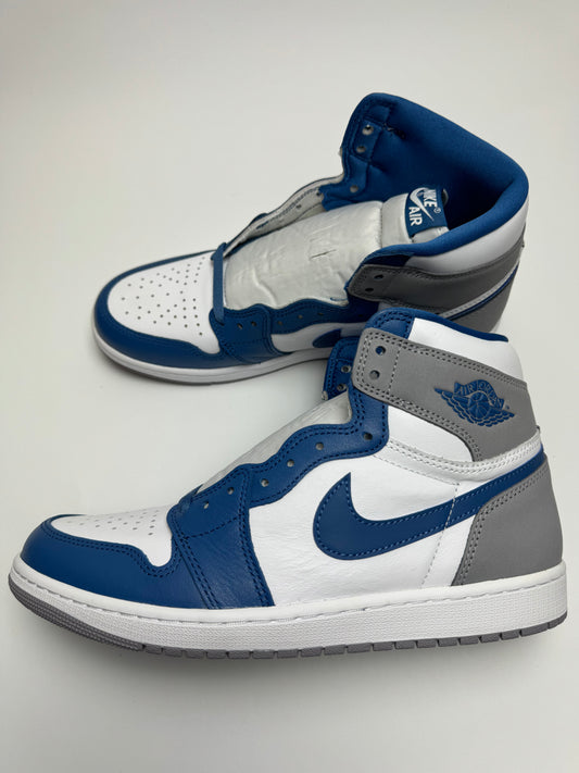 Air Jordan 1 True Blue – rechte Seitenansicht mit weißem Leder-Upper und True Blue-Swoosh