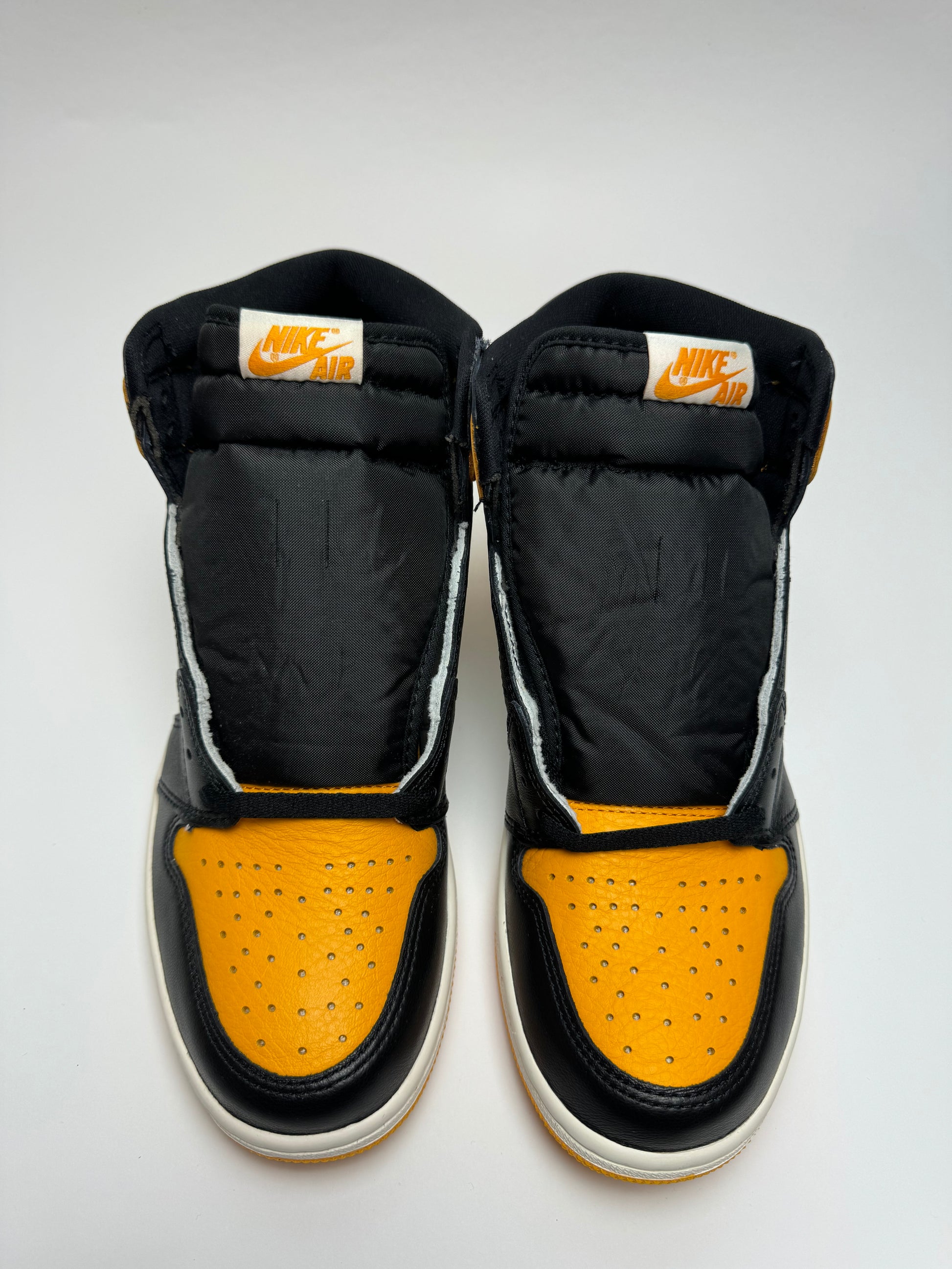 Detailansicht der Zunge – Nike Air Logo auf schwarzem Tongue-Tab, gepolsterter Nylon-Zunge mit Taxi-Gelb-Details