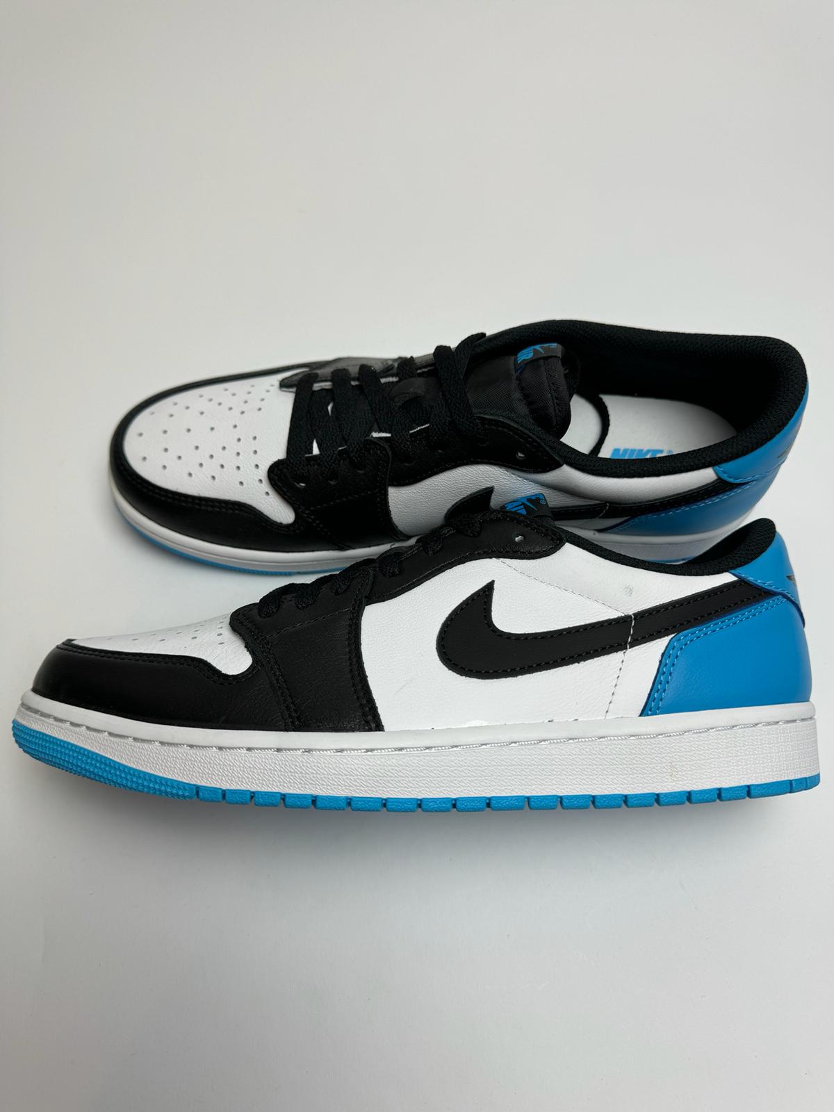 Jordan 1 Retro Low OG Black/Dark Powder Blue – rechte Seitenansicht mit schwarzem Upper und powder‑blauen Overlays