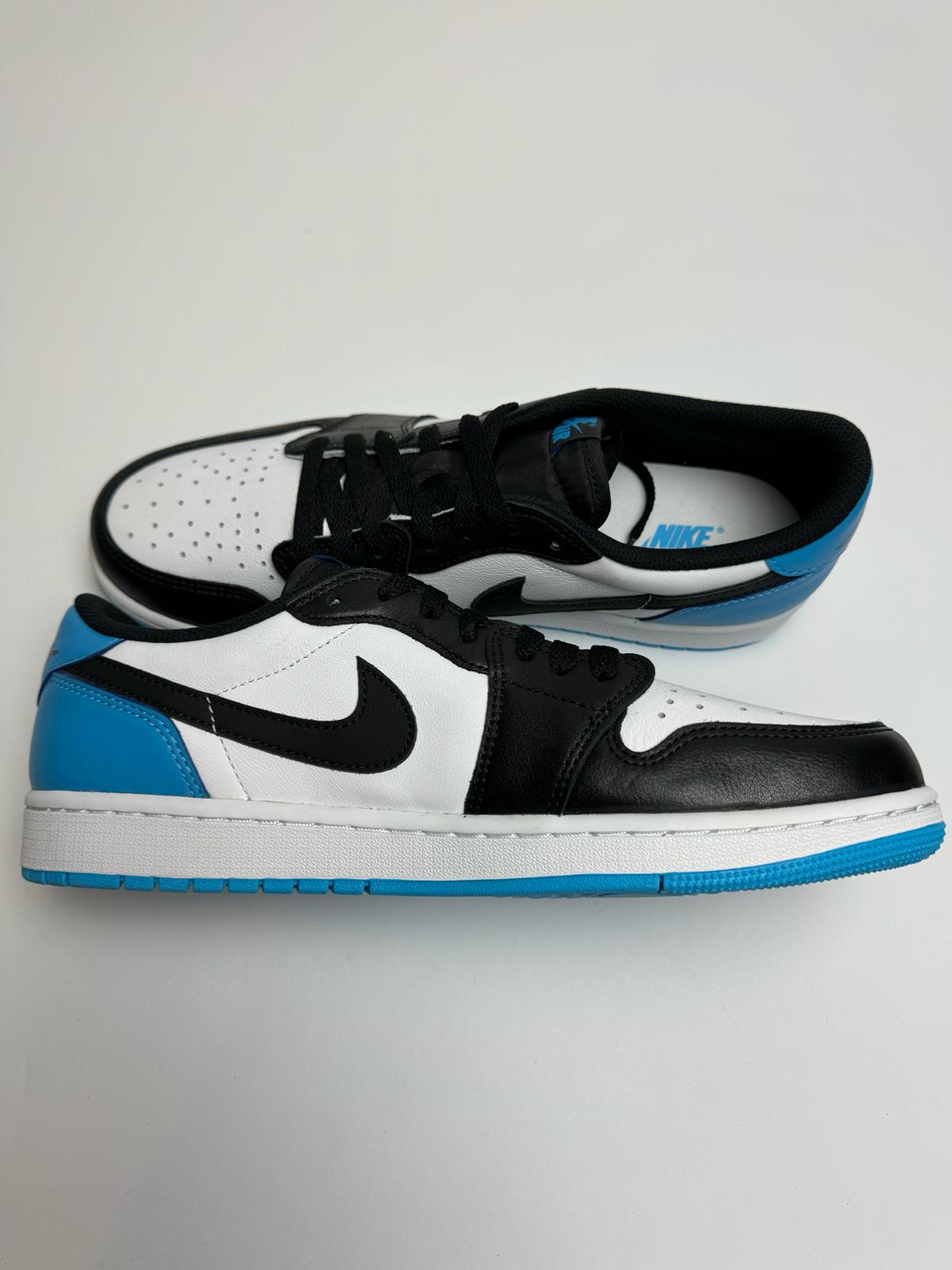 Jordan 1 Retro Low OG Black/Dark Powder Blue – linke Außenseite mit schwarz‑blauem Swoosh und Nostalgie-Farbblock