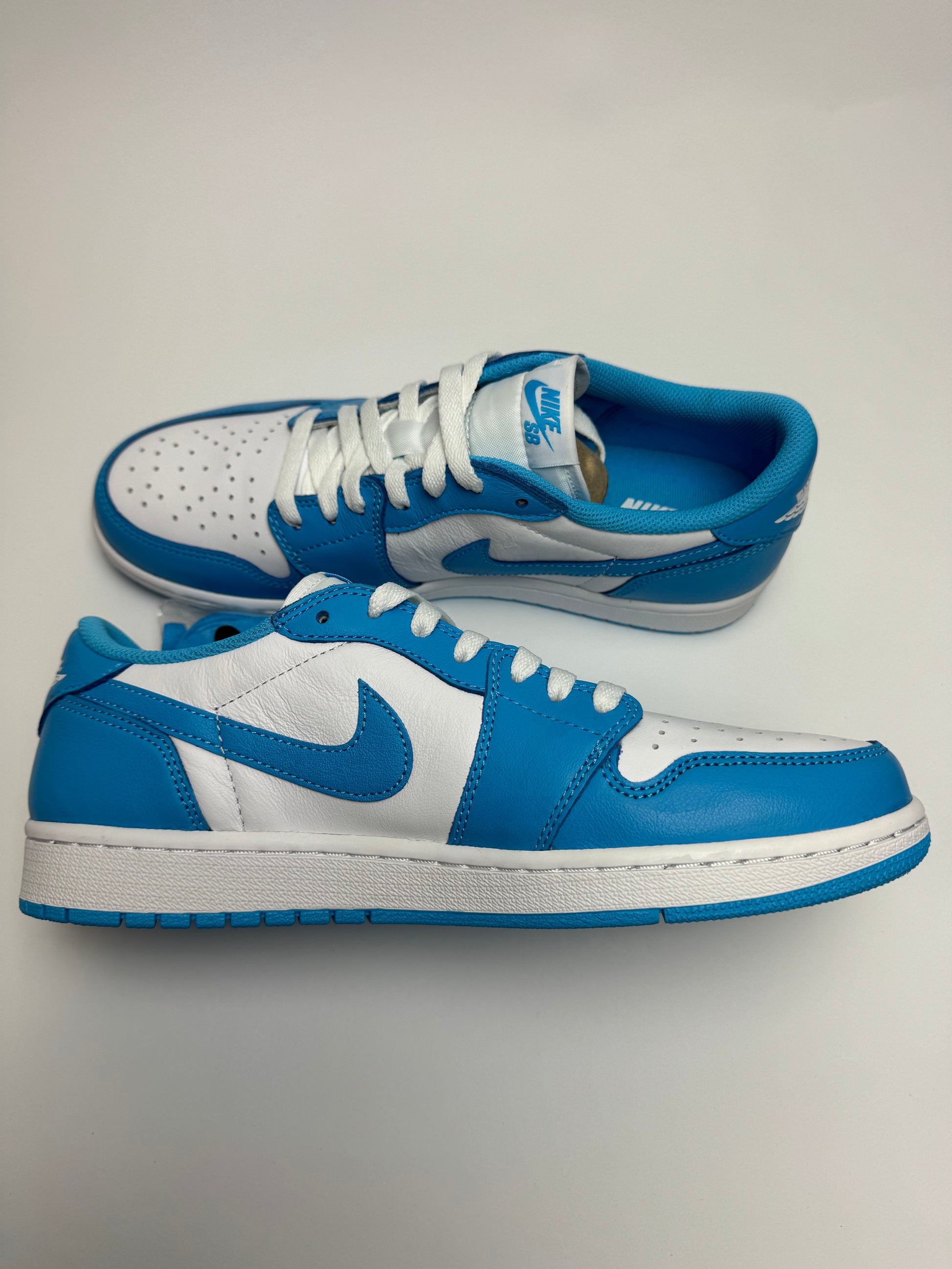 Nike SB × AJ1 Low UNC – linke Außenseite mit UNC‑blauem Swoosh, Clean Midsole und blauem Outsole