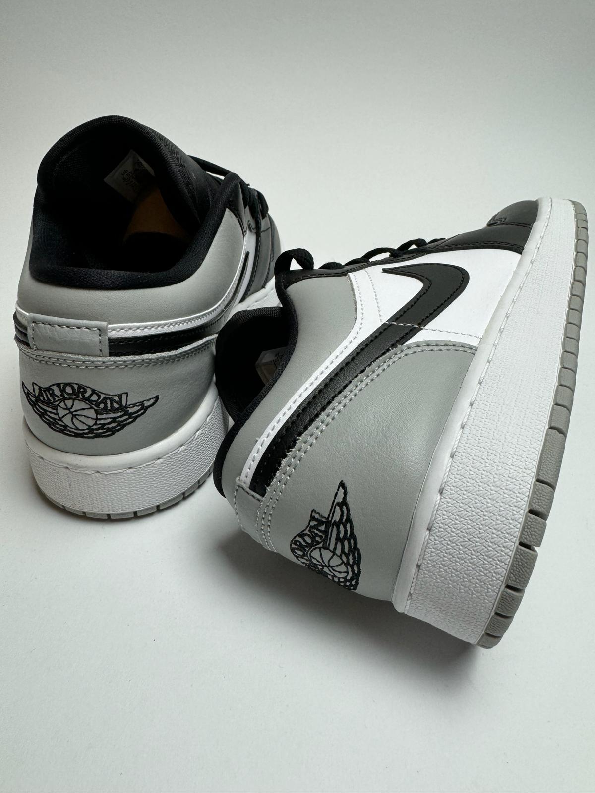 Rückansicht des Sneakers – Jordan 1 Low Shadow Toe GS mit gepolstertem Fersenbereich und Jumpman-Logo