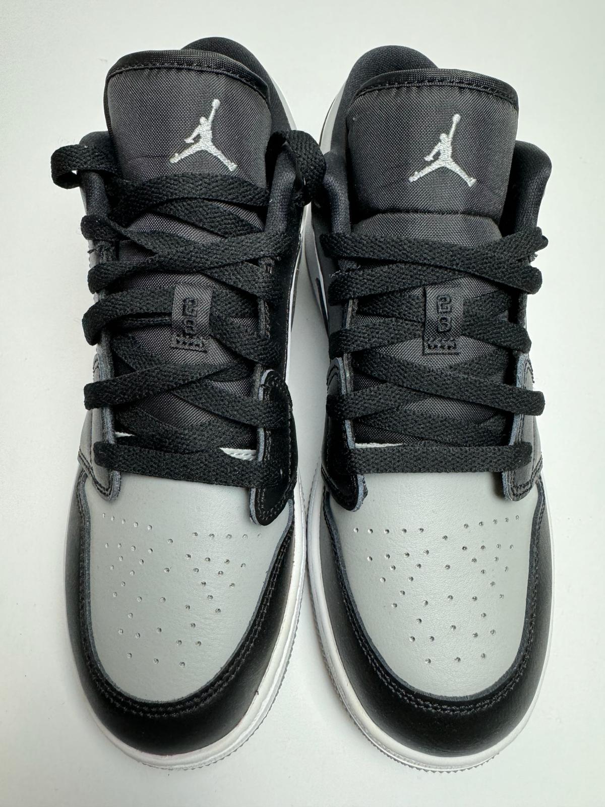 Detailansicht der Zunge – Jordan 1 Low Shadow Toe GS mit gewebtem Nike Air-Label