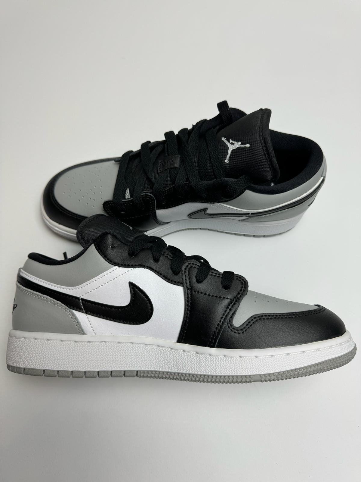 Jordan 1 Low Shadow Toe GS – linke Außenseite mit grauem Nubuck-Zehenbereich und schwarzem Swoosh