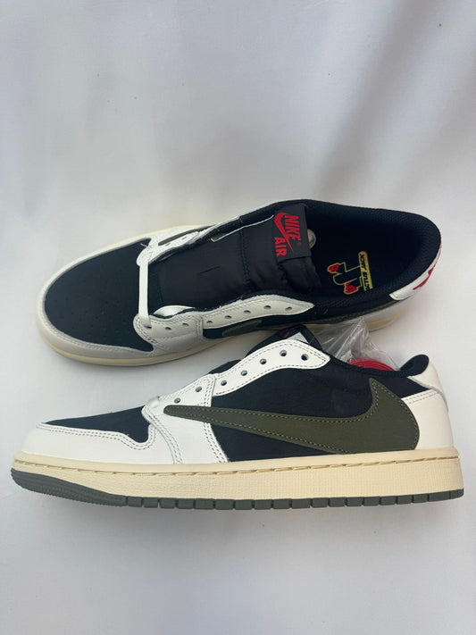 Air Jordan 1 Low Olive – rechte Seitenansicht mit schwarzem Nubuck-Base und weißen Sail-Overlays