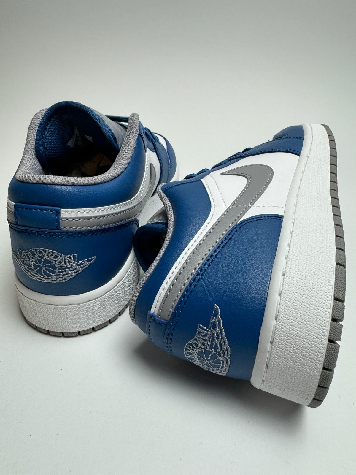 Rückansicht des Sneakers – Jordan 1 Low True Blue mit gepolstertem Heel-Tab und Jumpman-Branding