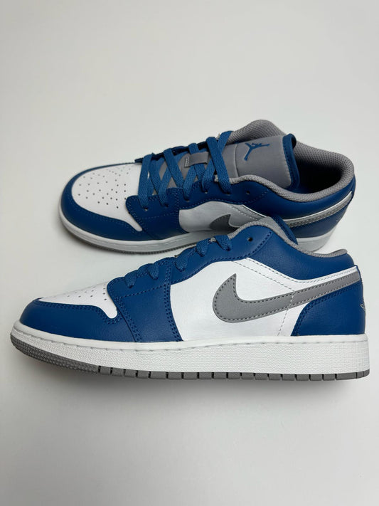 Jordan 1 Low True Blue – rechte Seitenansicht mit weißem Upper und leuchtend blauem Swoosh