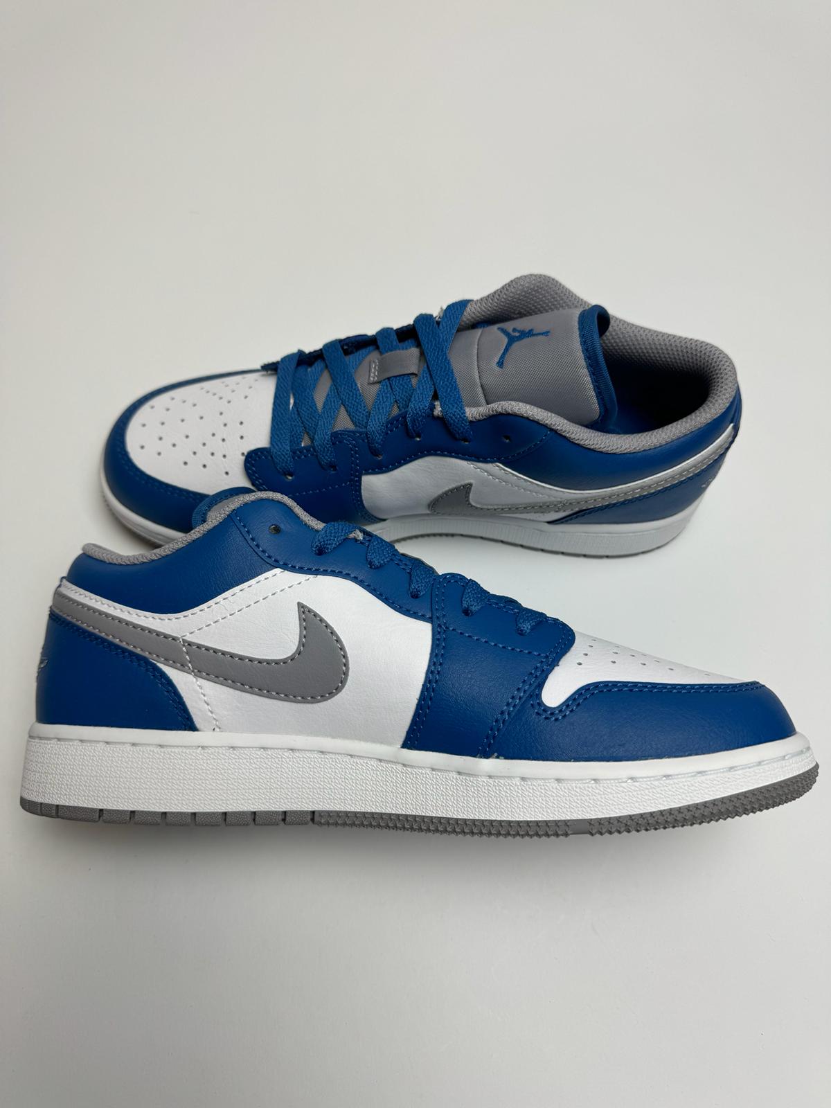 Jordan 1 Low True Blue – linke Außenseite mit blauem Overlays und klassischer Sneakersilhouette