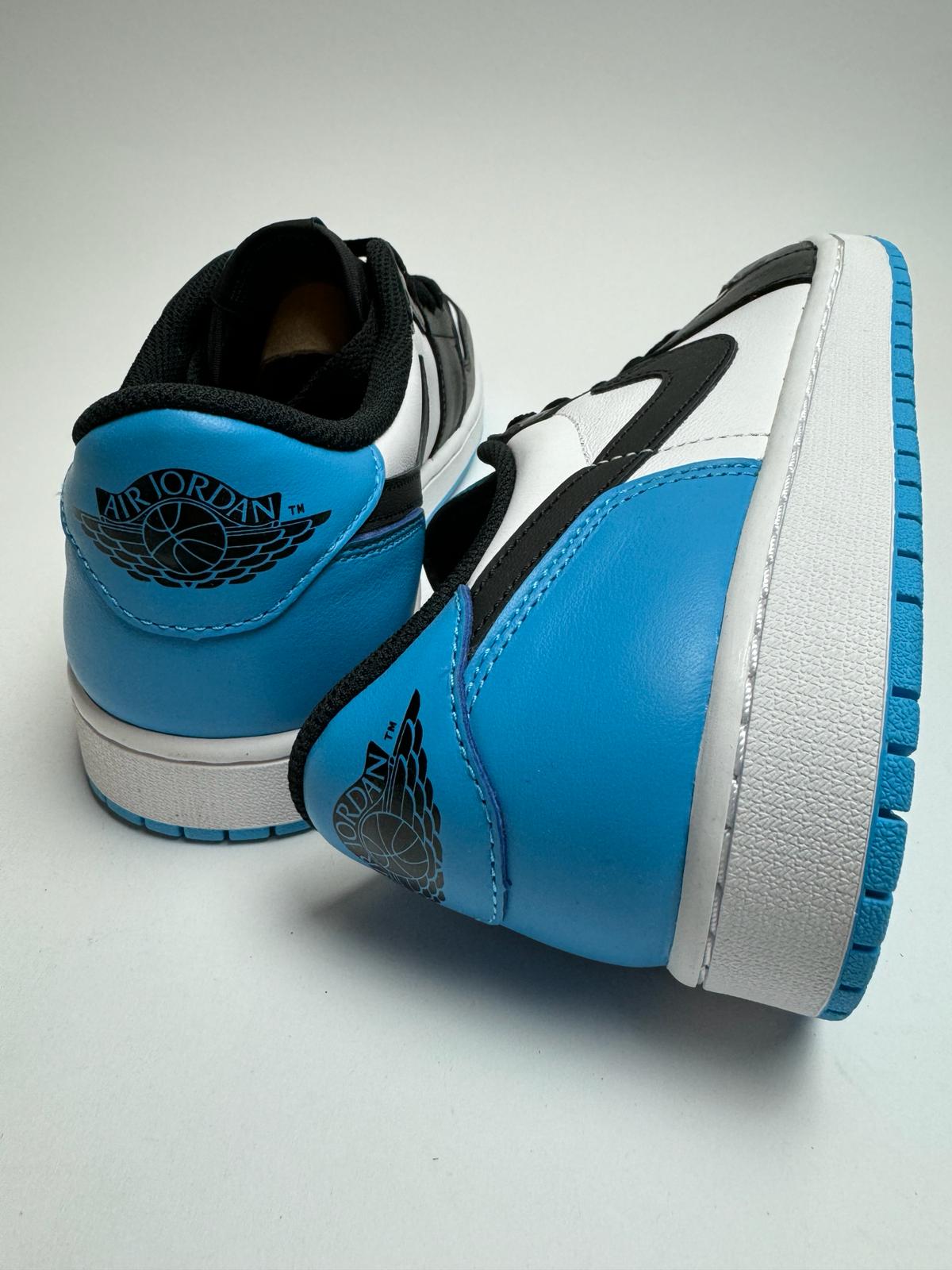 Rückansicht des Sneakers – Jordan 1 Retro Low OG Black/Dark Powder Blue mit gepolstertem Heel-Tab und Nike-Branding