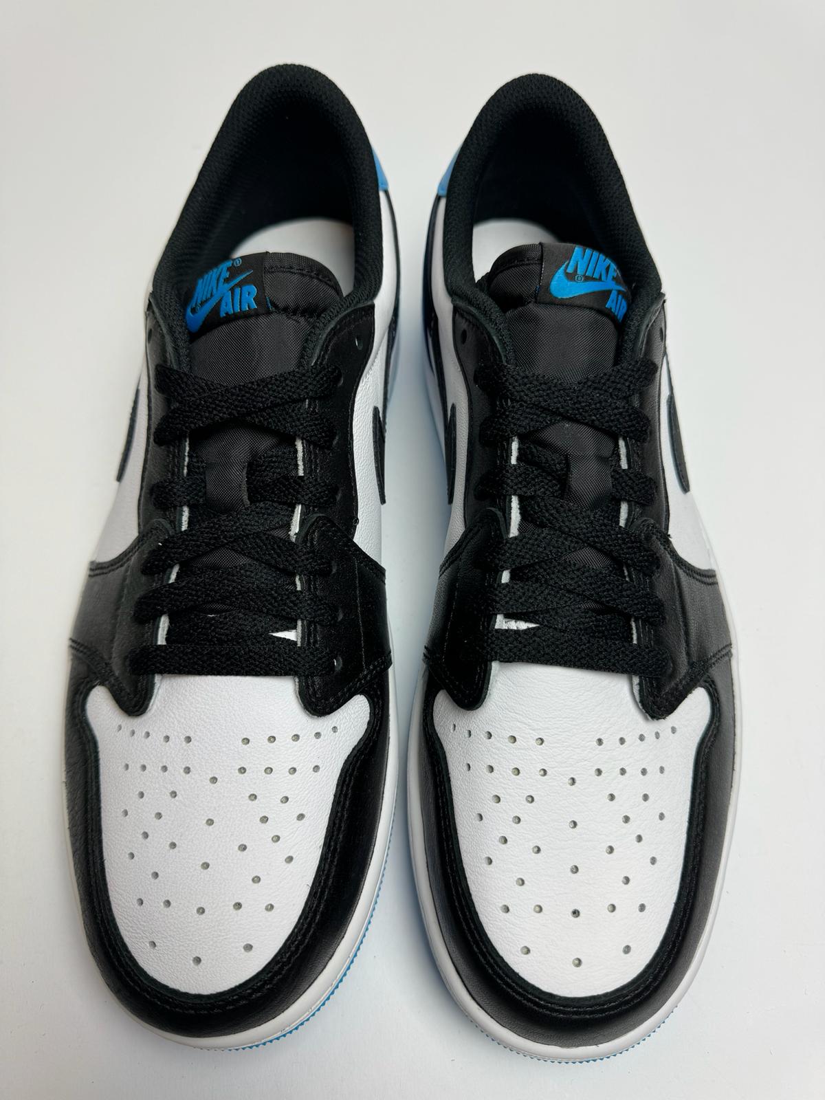 Detailansicht der Zunge – Jordan 1 Retro Low OG Black/Dark Powder Blue mit gewebtem Nike Air-Label