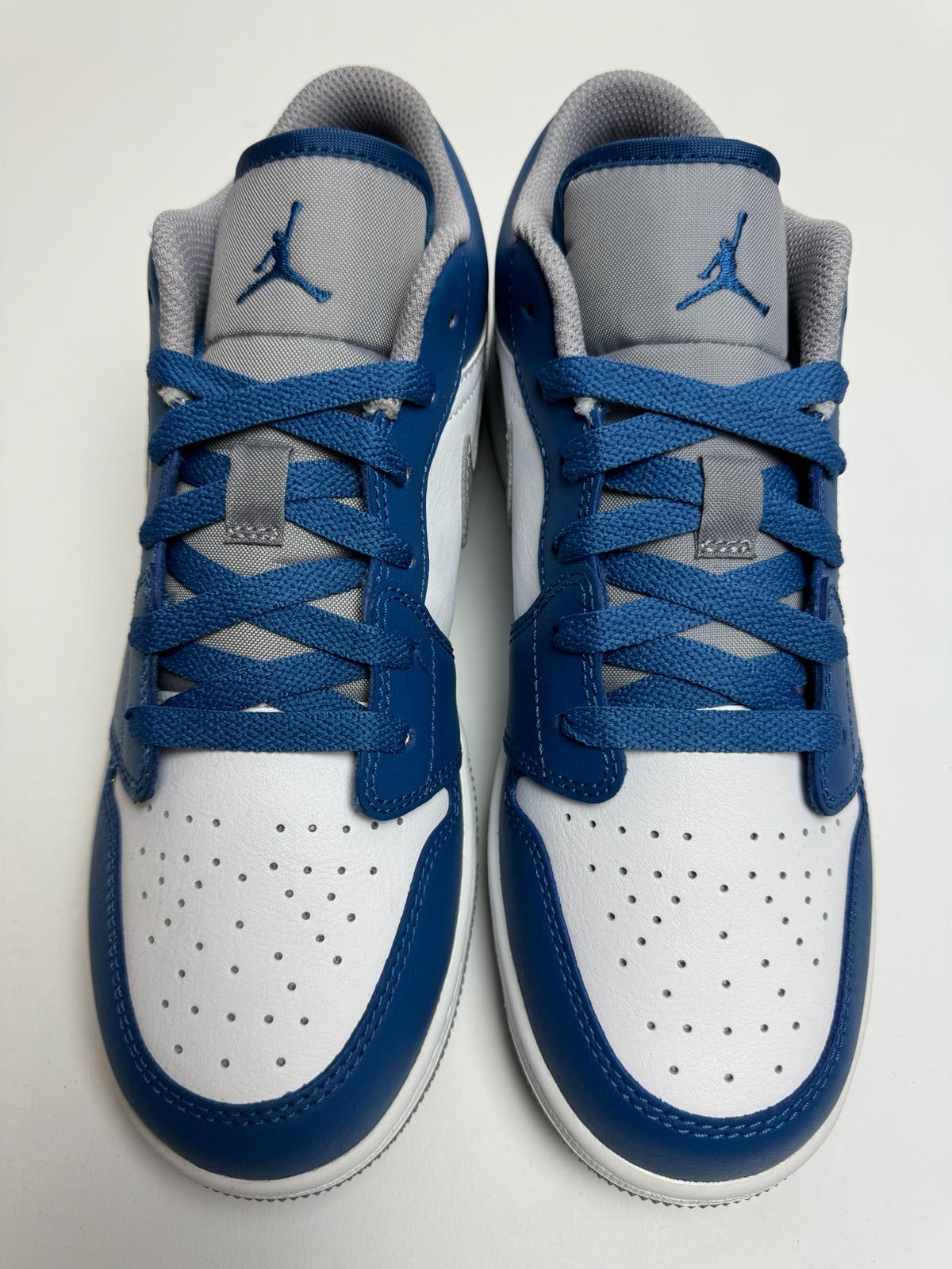 Detailansicht der Zunge – Jordan 1 Low True Blue mit gewebtem Nike Air-Logo
