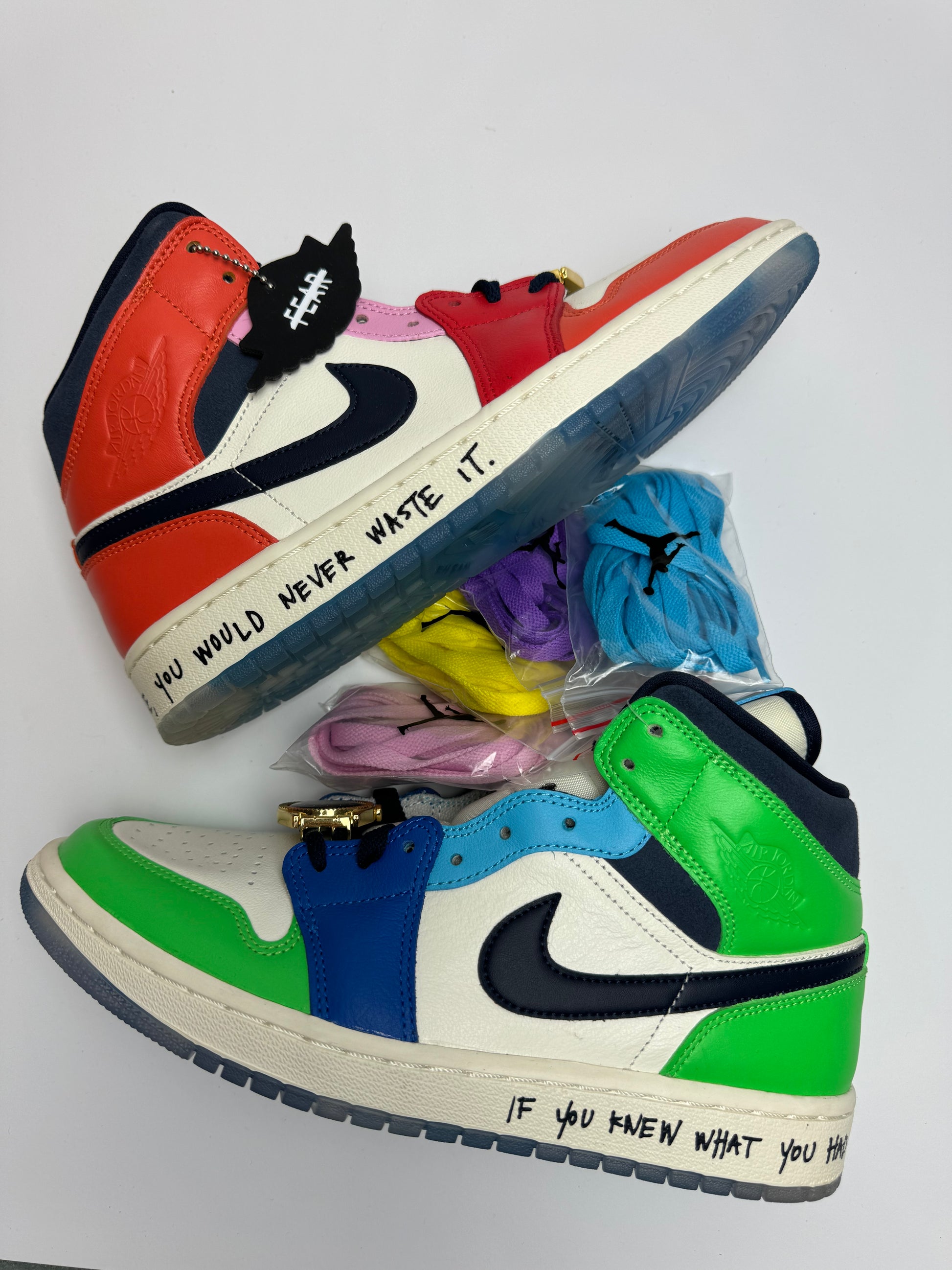 Jordan 1 Mid Fearless – linke Außenseite mit grün-bläulichen Overlays, weiße Basis und schwarzer Kragen